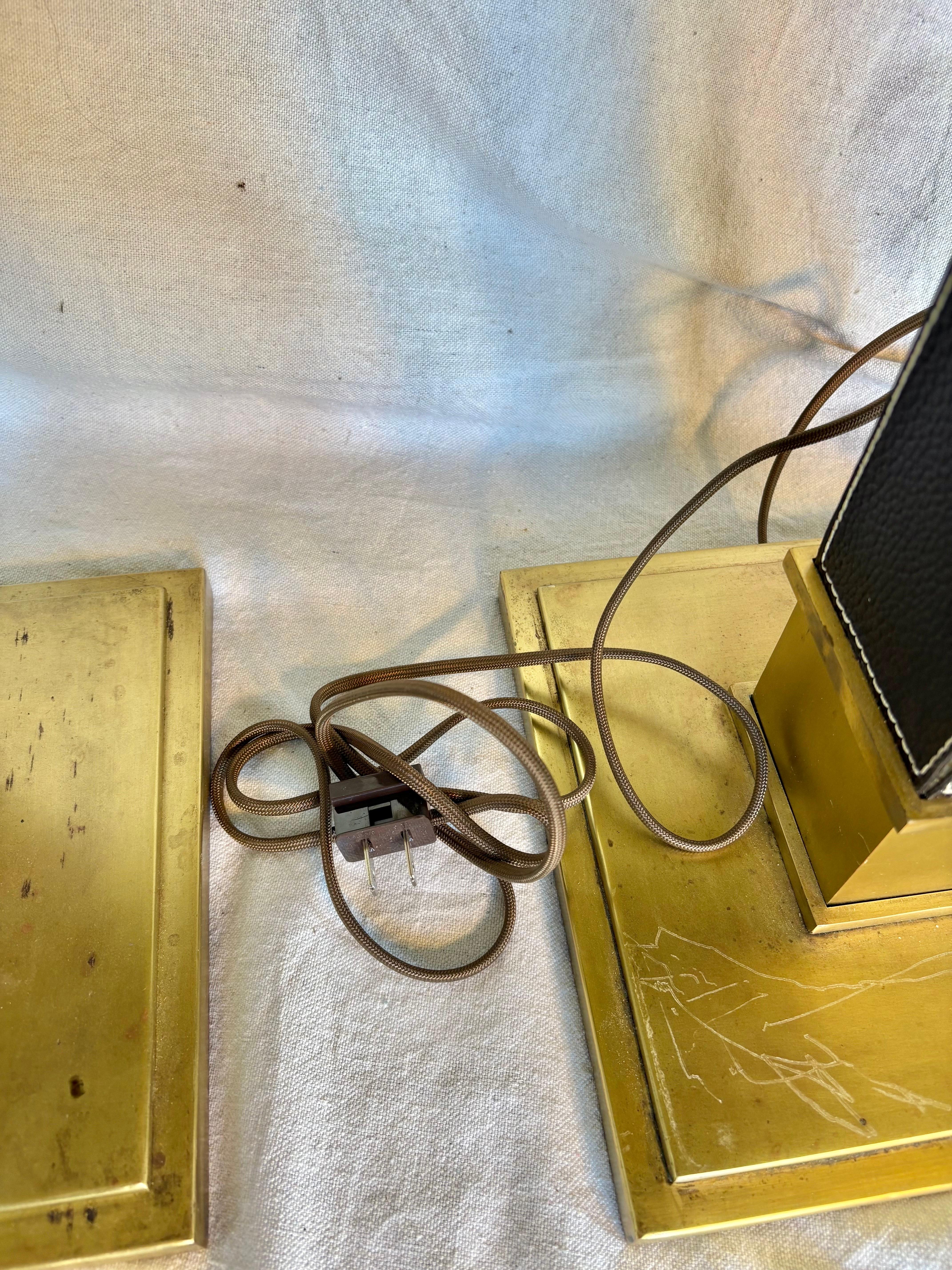 Paire de lampes de table en laiton et cuir du milieu du 20e siècle en vente 3