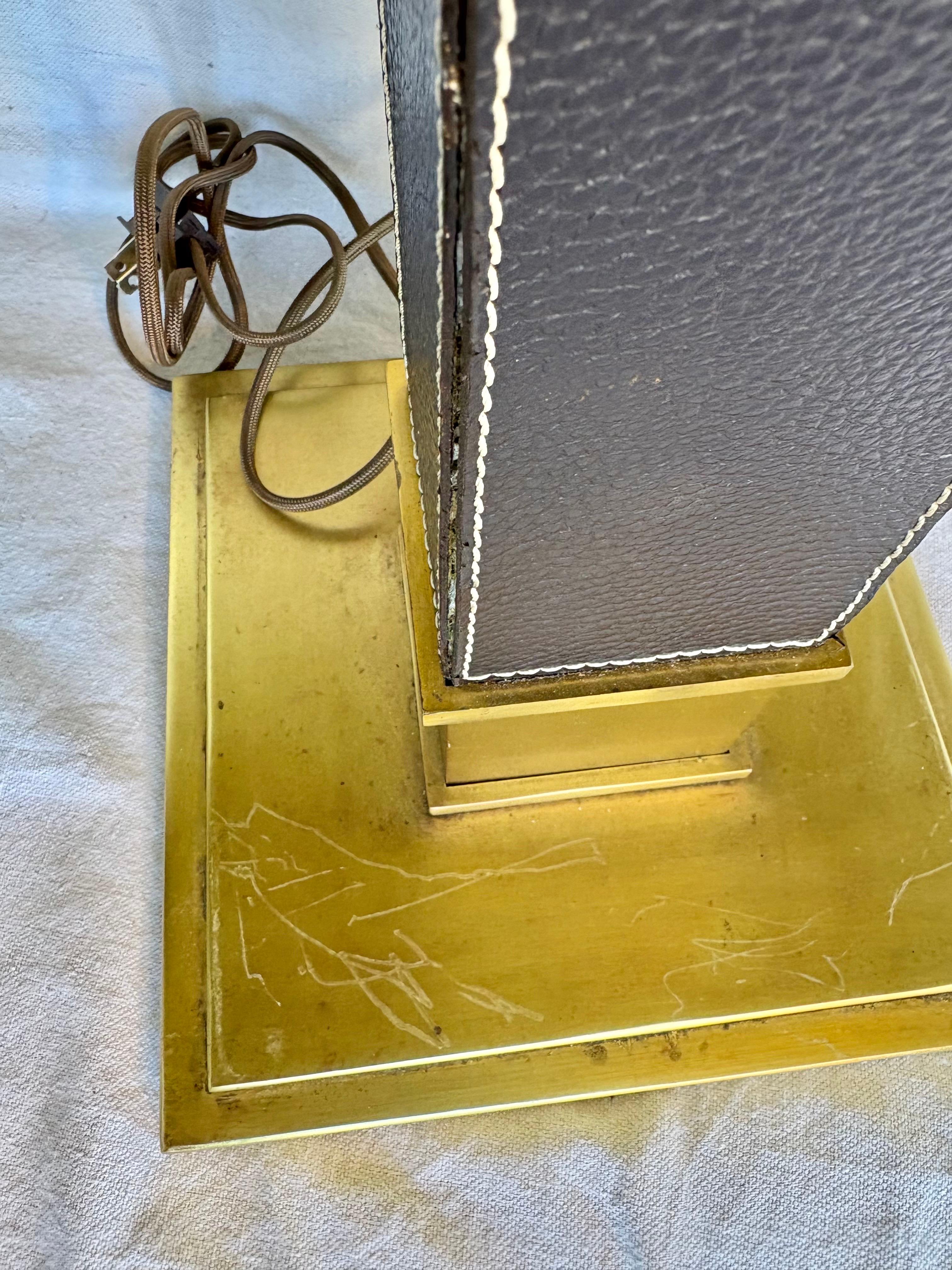 Paire de lampes de table en laiton et cuir du milieu du 20e siècle en vente 4