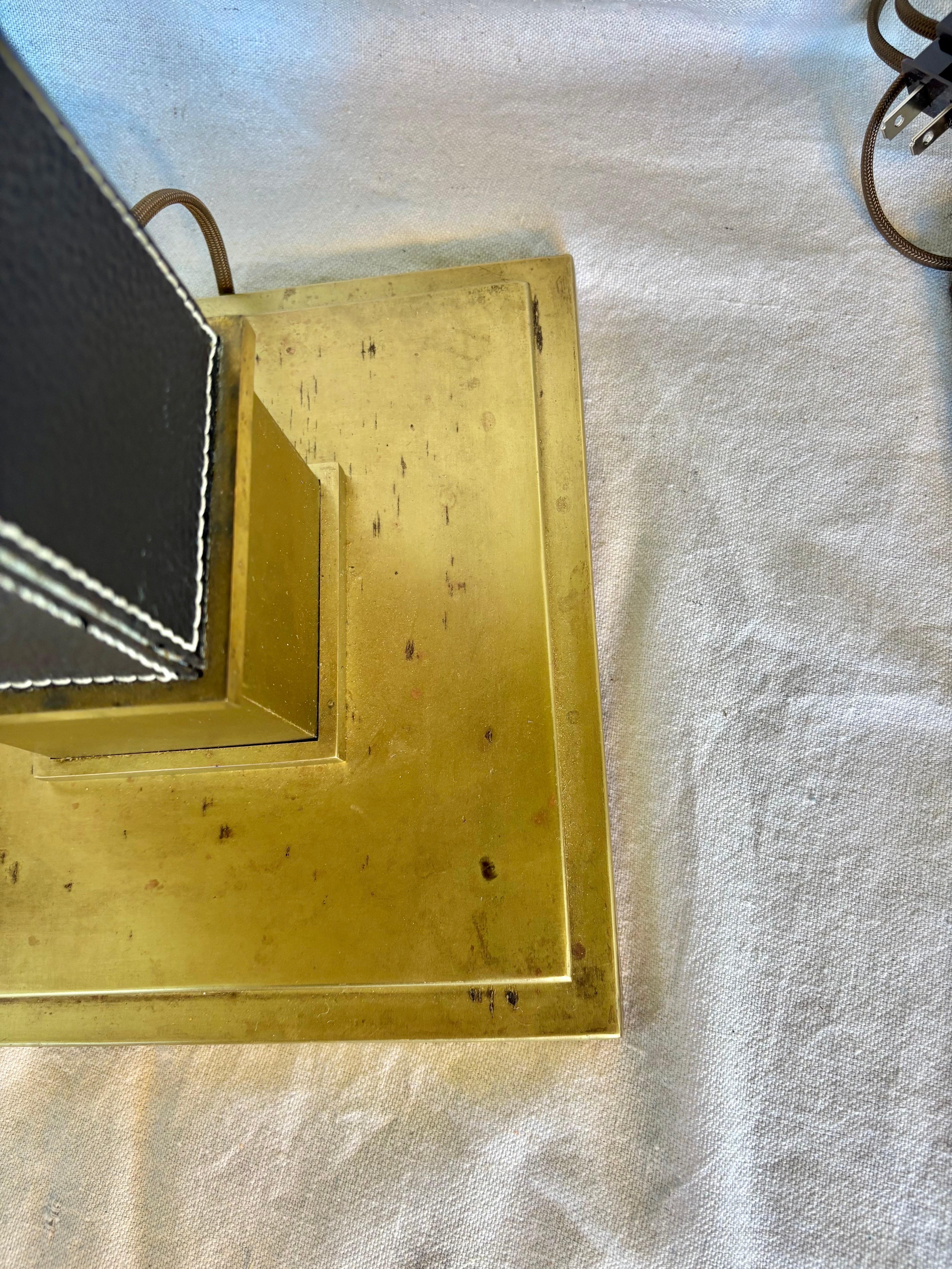 Paire de lampes de table en laiton et cuir du milieu du 20e siècle en vente 5