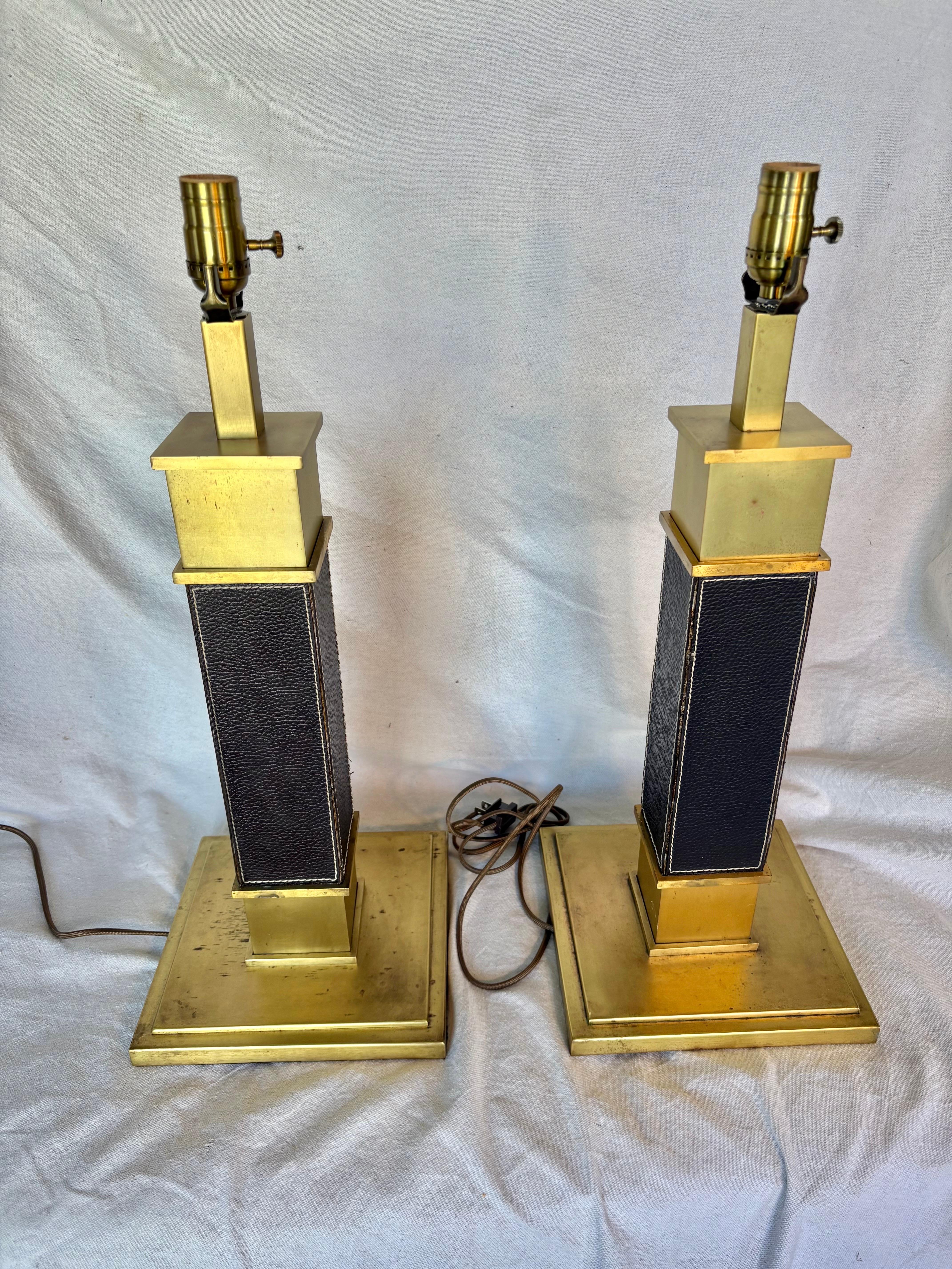 Paire de lampes de table en laiton et cuir du milieu du 20e siècle en vente 6