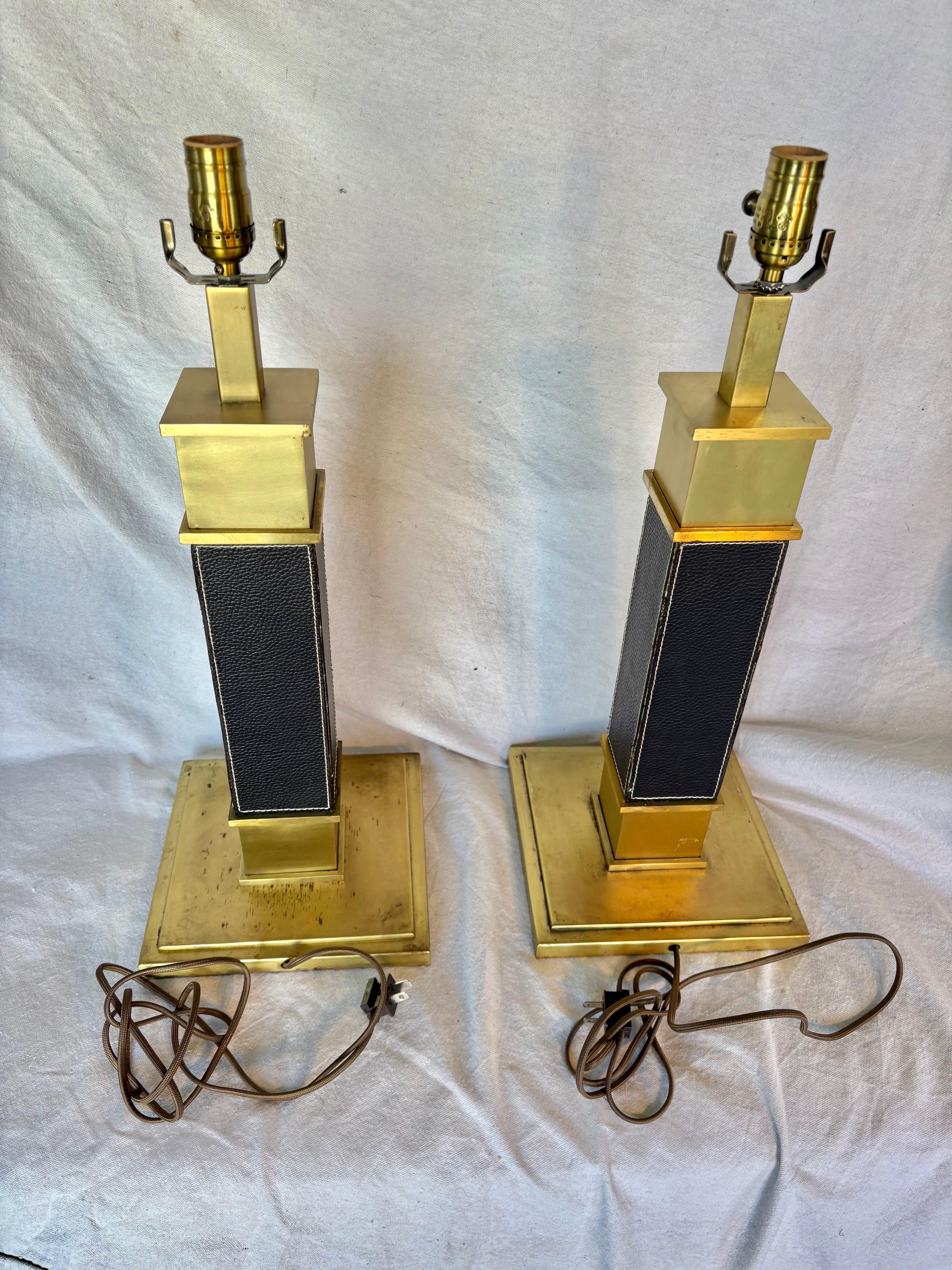 Paire de lampes de table en laiton et cuir du milieu du 20e siècle en vente 7