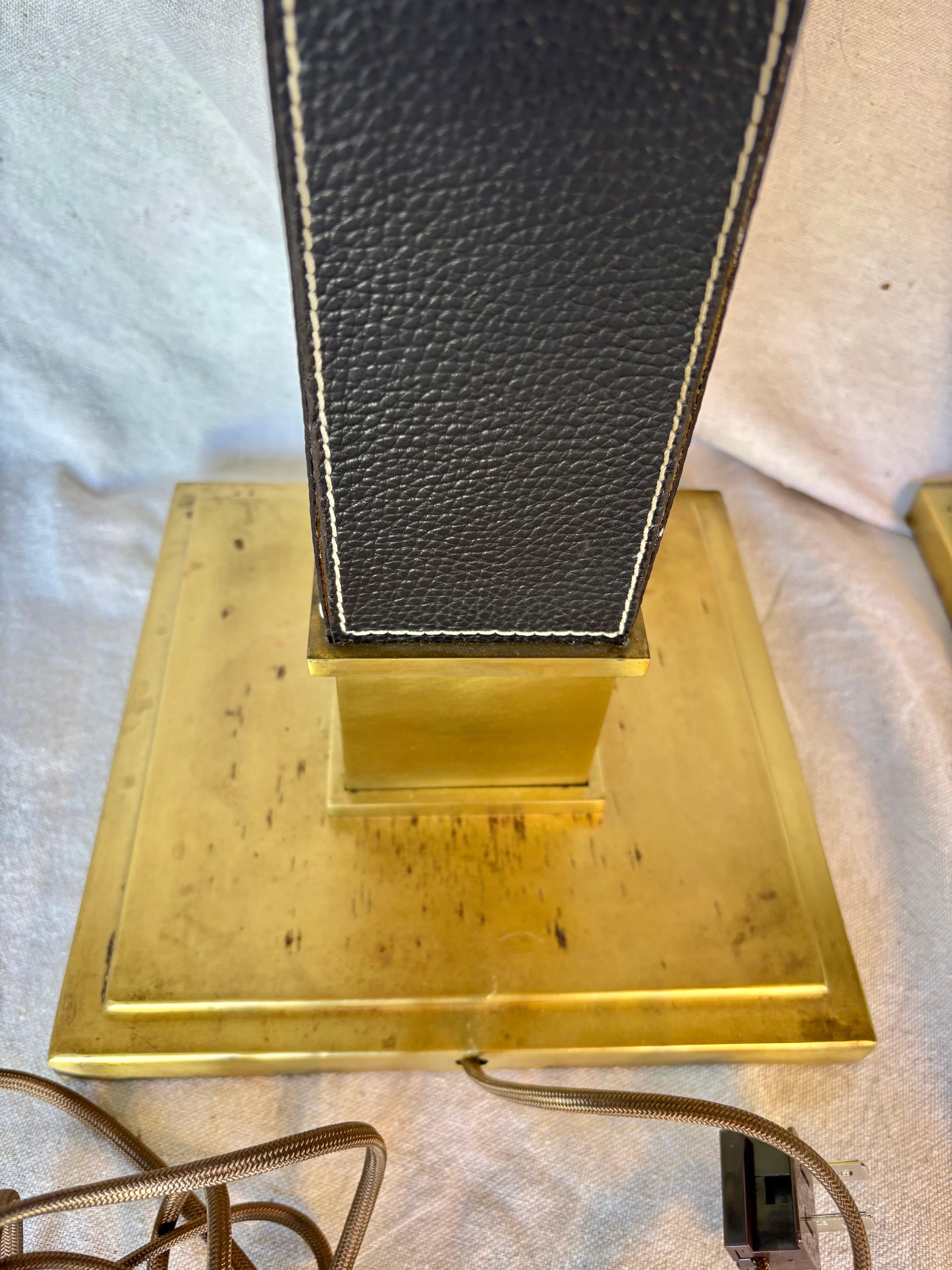 Paire de lampes de table en laiton et cuir du milieu du 20e siècle en vente 8