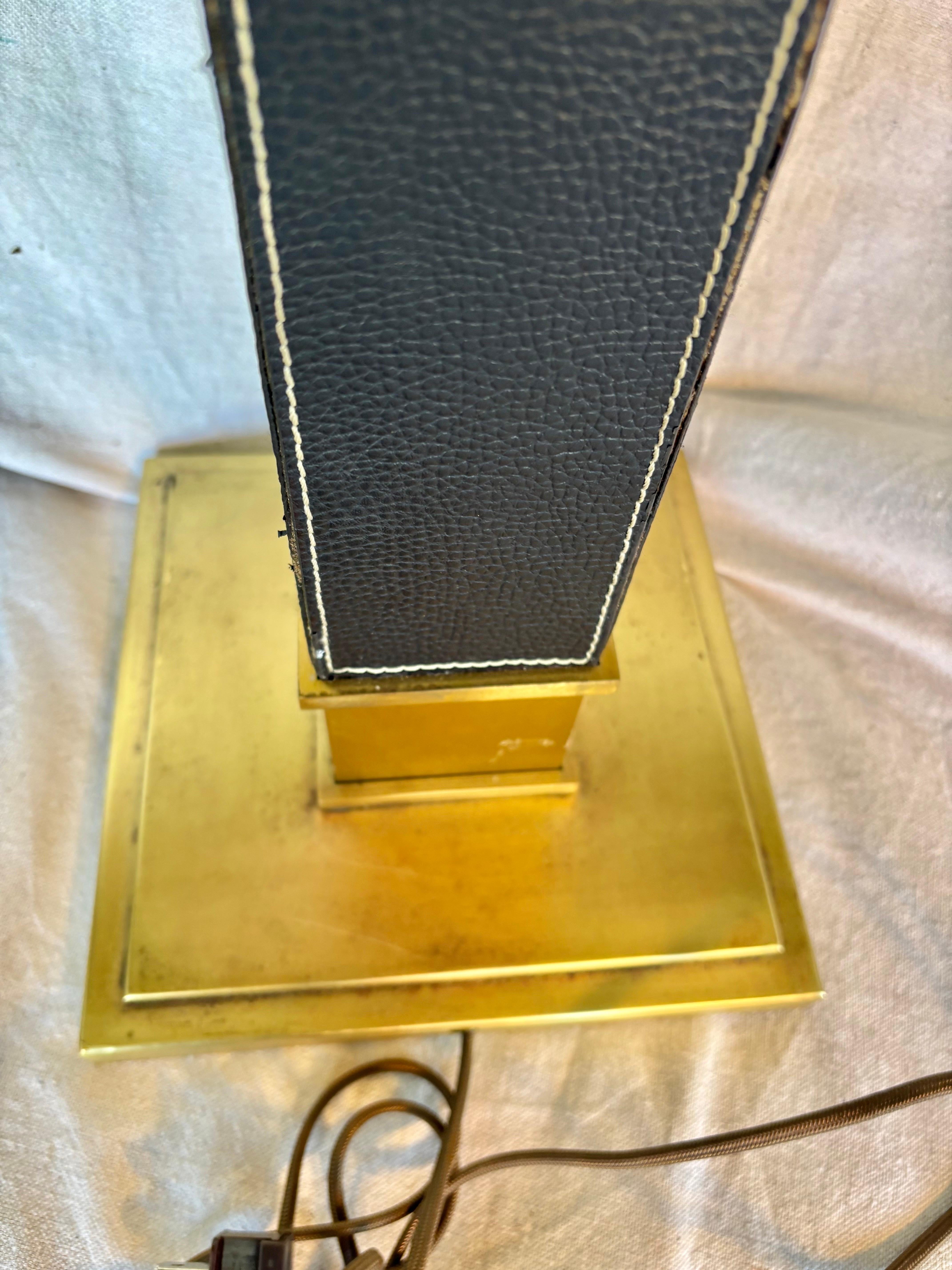 Paire de lampes de table en laiton et cuir du milieu du 20e siècle en vente 9