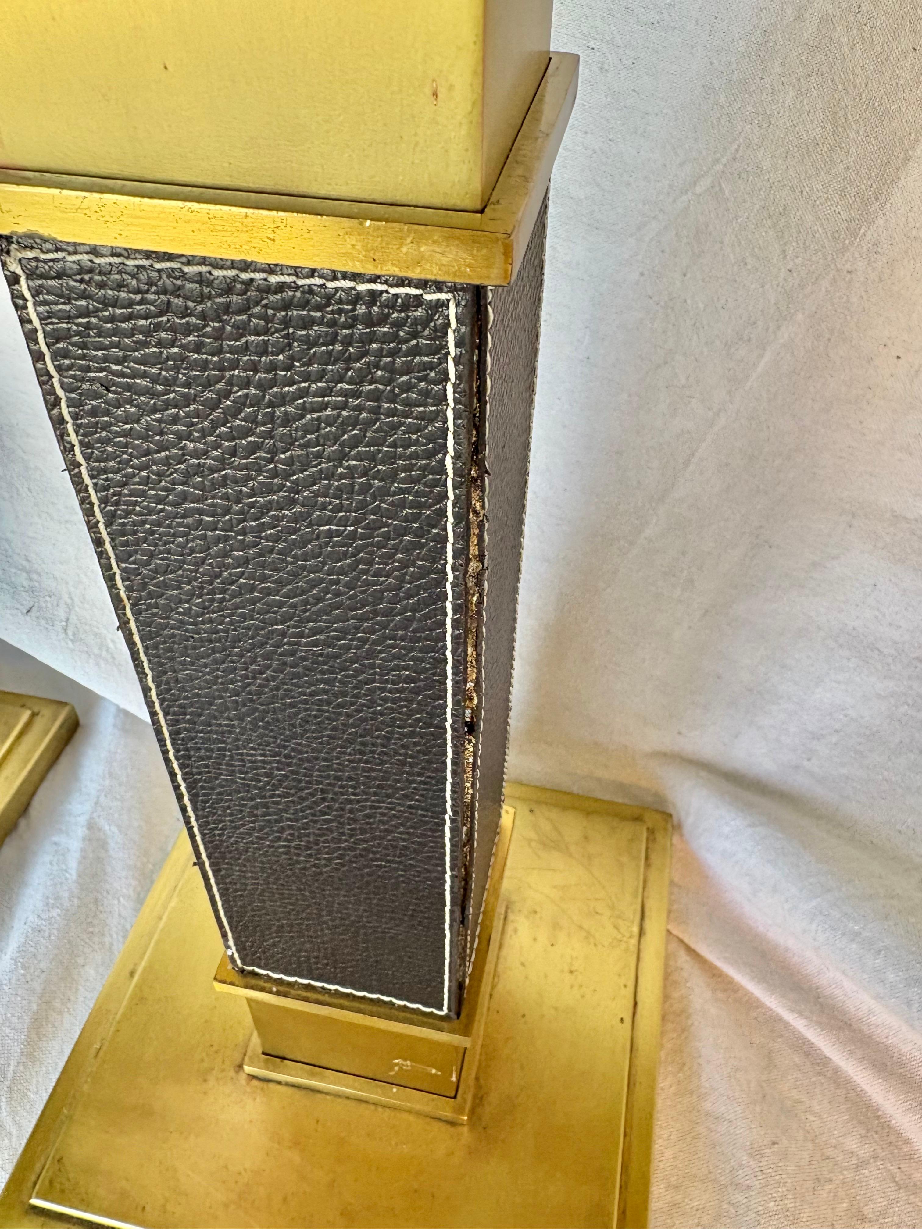 Paire de lampes de table en laiton et cuir du milieu du 20e siècle en vente 10