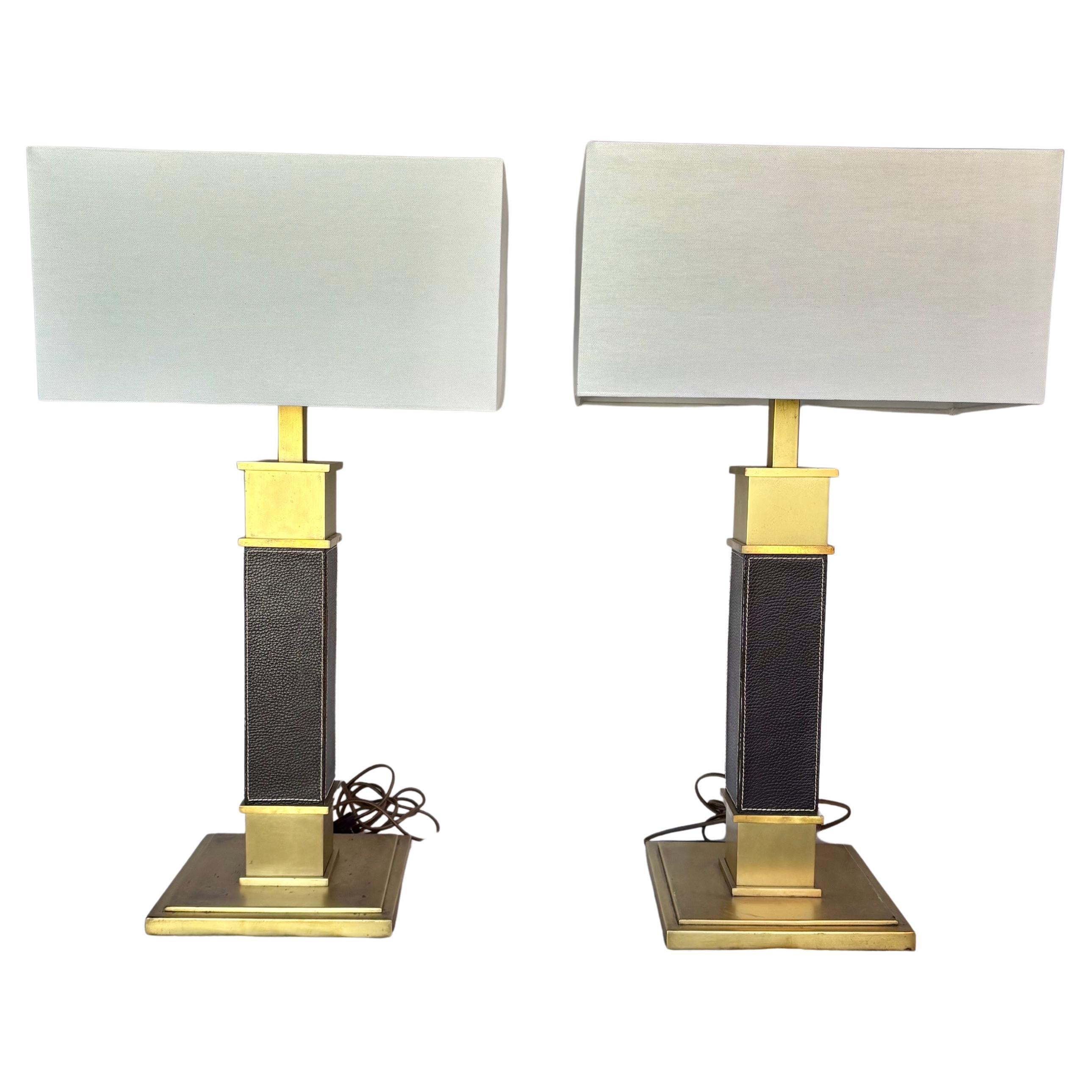 Américain Paire de lampes de table en laiton et cuir du milieu du 20e siècle en vente
