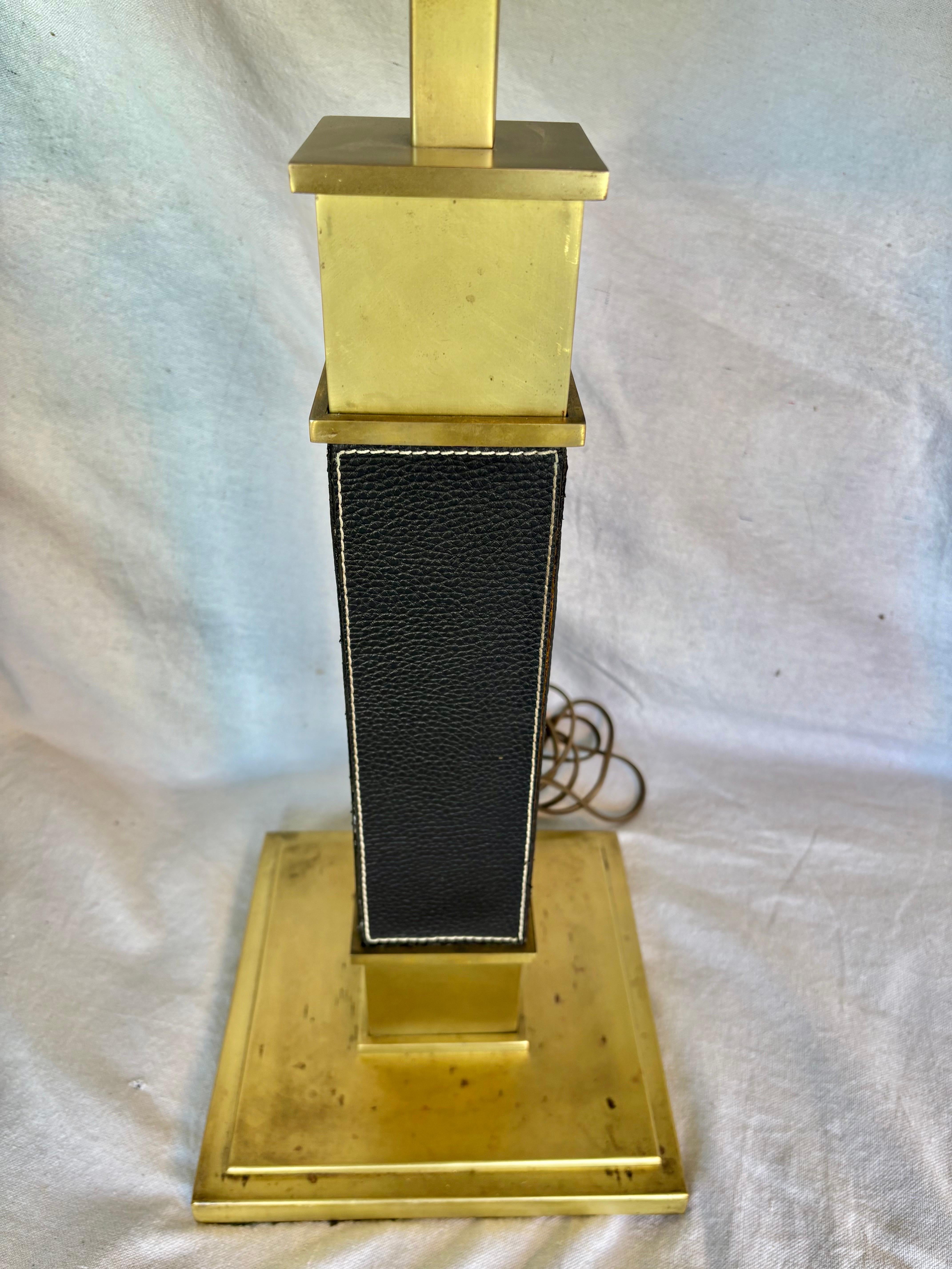 Fait main Paire de lampes de table en laiton et cuir du milieu du 20e siècle en vente