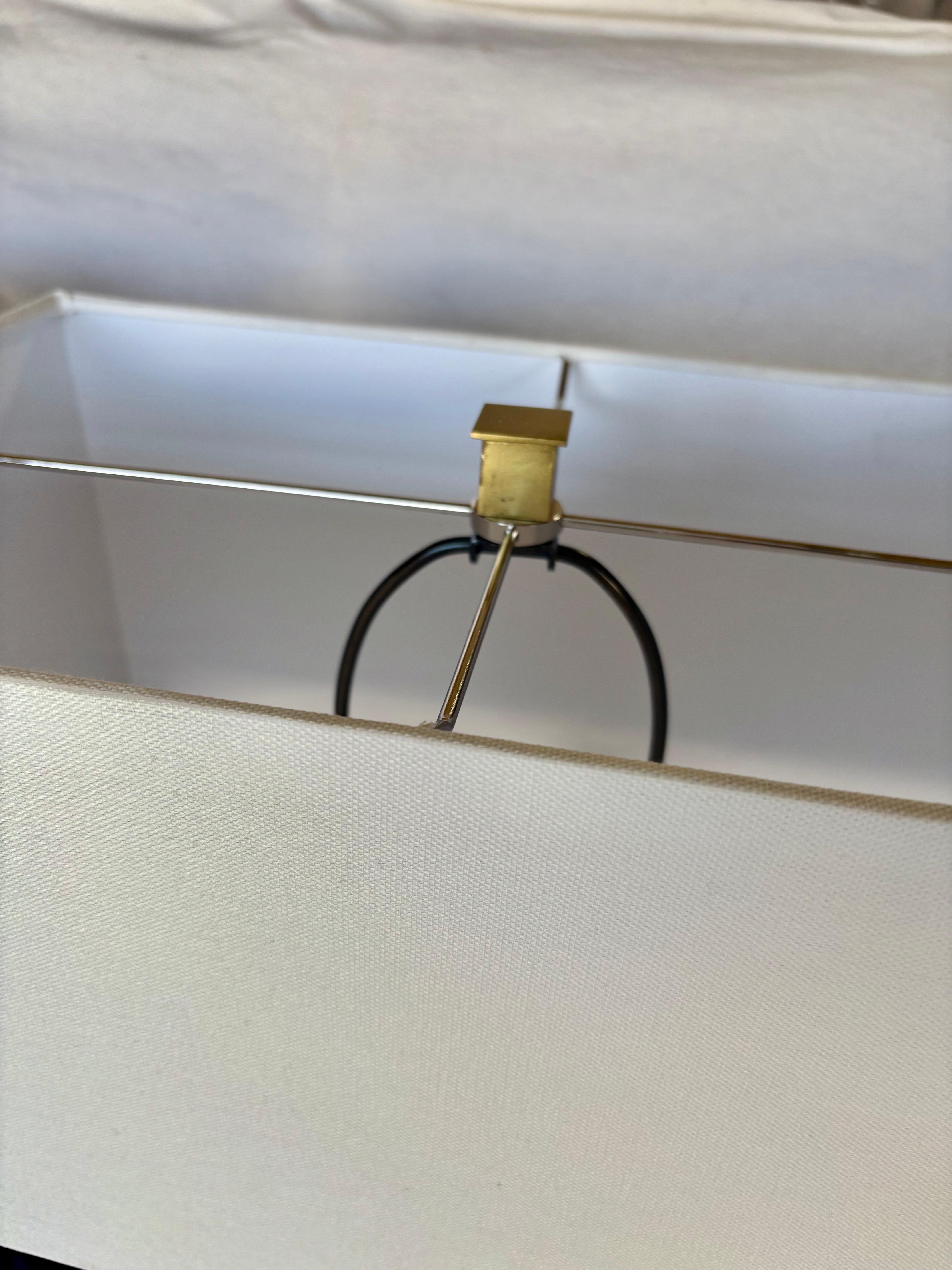 20ième siècle Paire de lampes de table en laiton et cuir du milieu du 20e siècle en vente