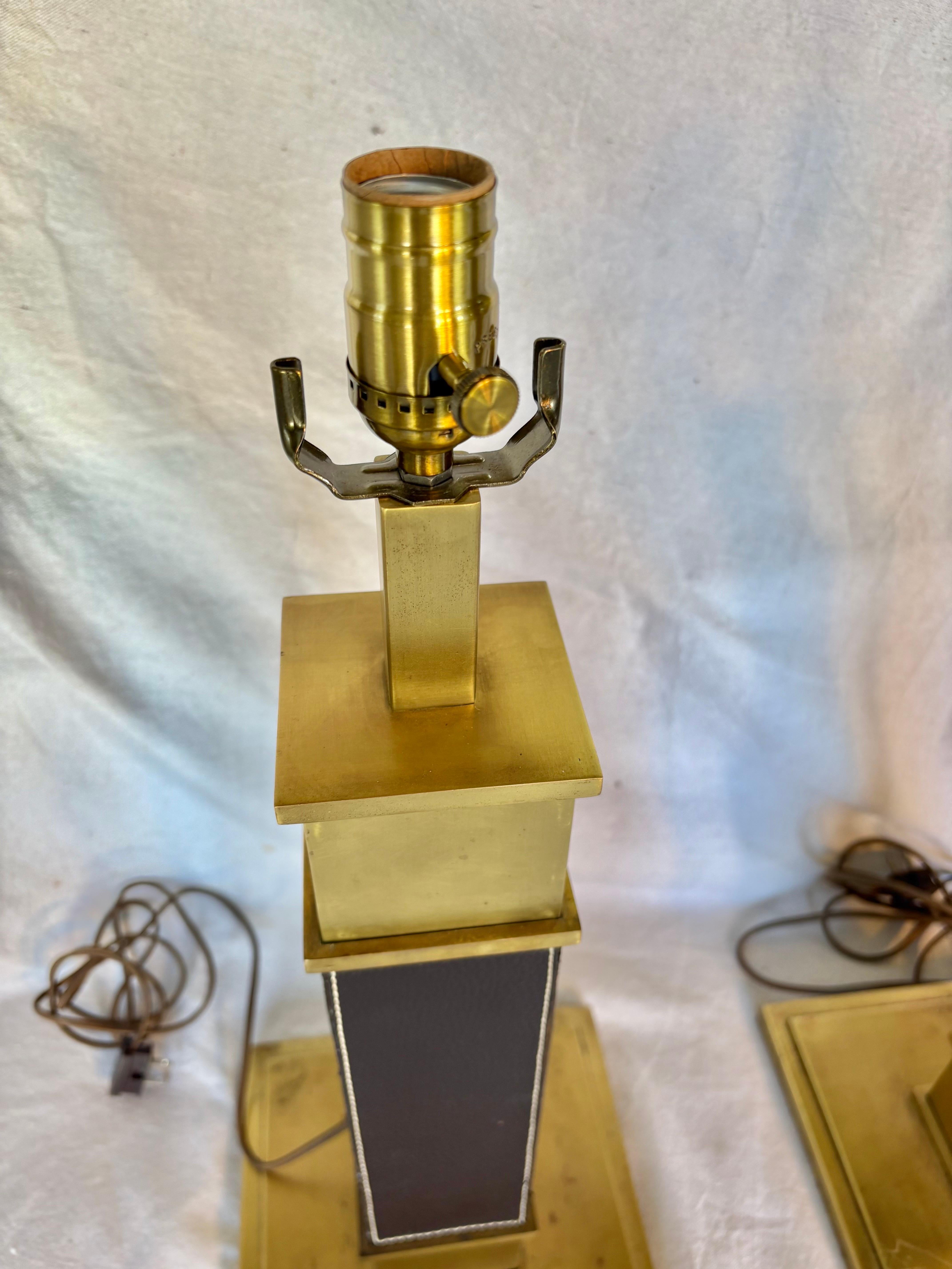 Paire de lampes de table en laiton et cuir du milieu du 20e siècle en vente 1