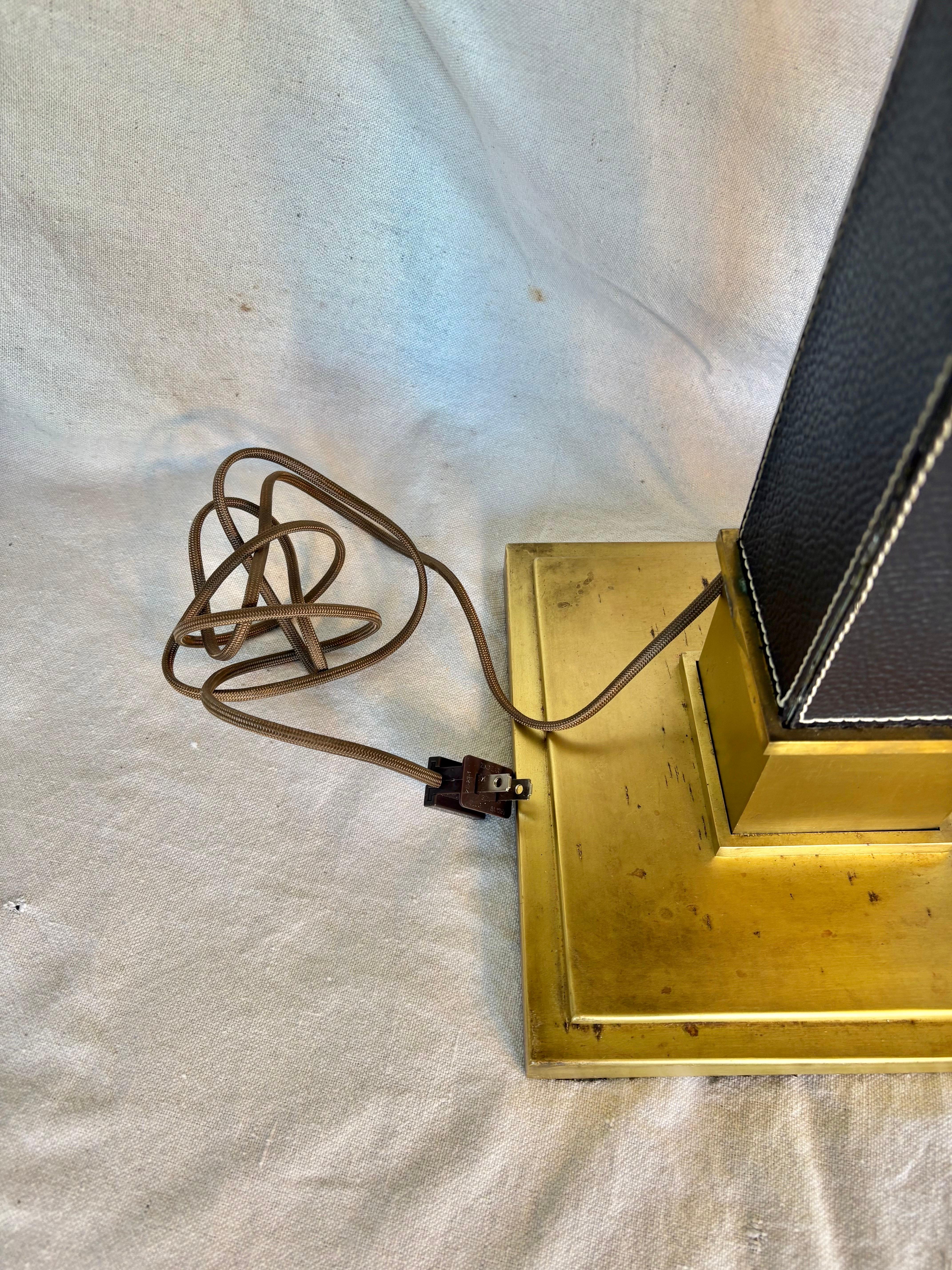 Paire de lampes de table en laiton et cuir du milieu du 20e siècle en vente 2
