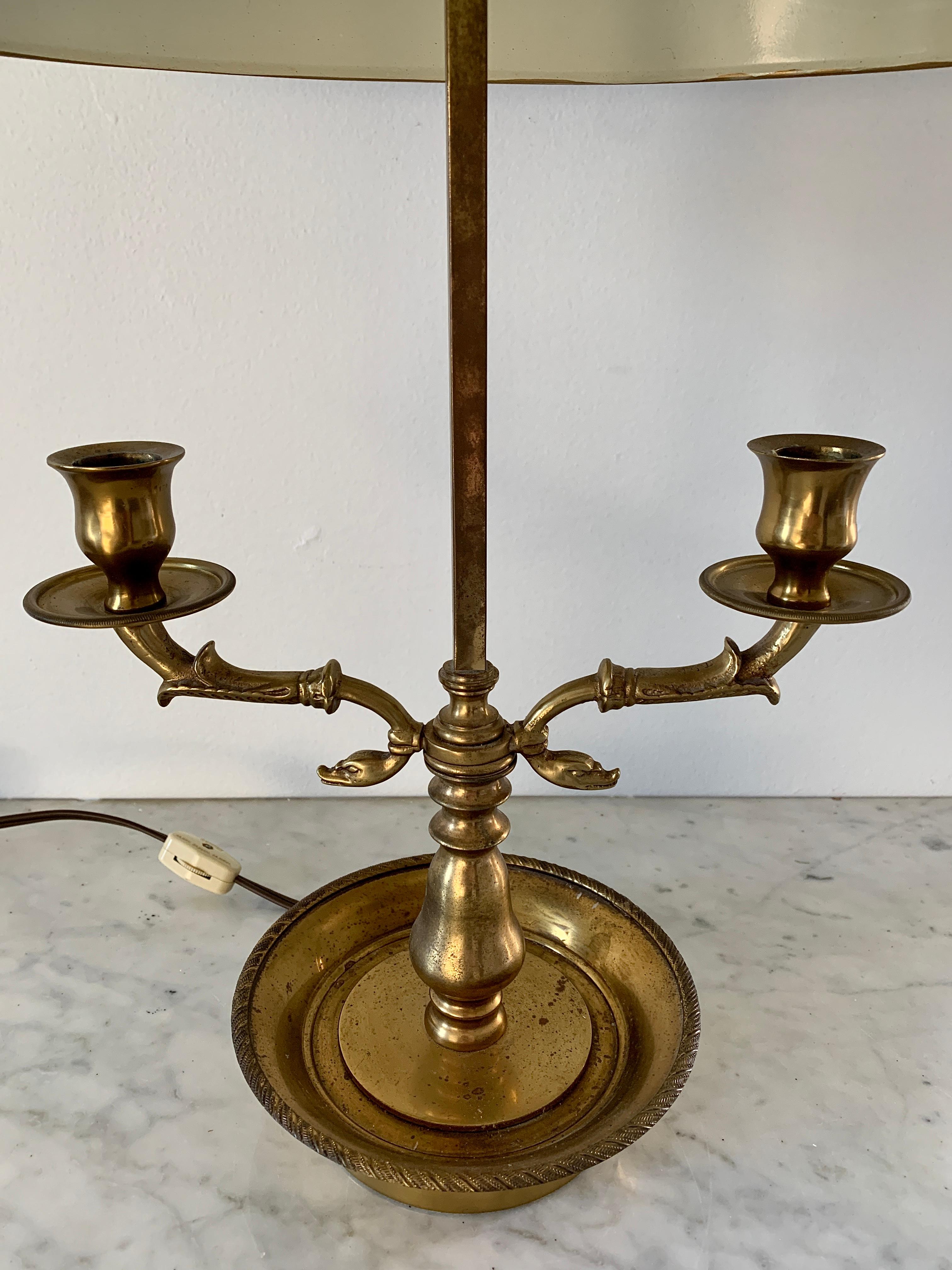 Américain Lampe bouillotte à double dauphin en laiton du milieu du 20e siècle avec abat-jour en tôle noire