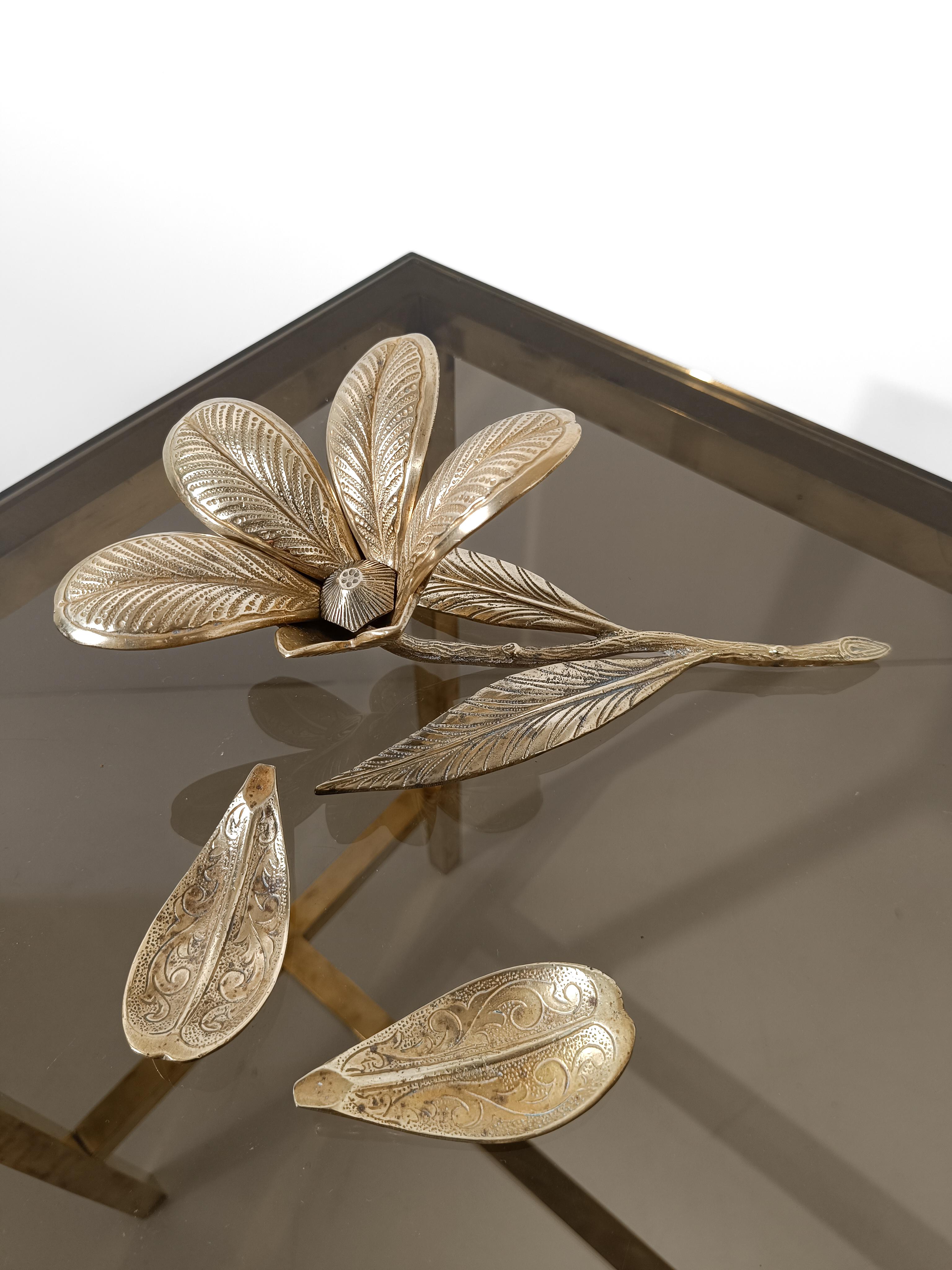 I offer for sale a set of vintage cocktail ashtrays that combine functionality, craftsmanship and incredible decorative power.
Dating back to the 60s and 70s, it will allow each of your guests to smoke without risking stubs on the carpets or sofa