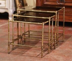 Mitte des 20. Jahrhunderts Messing & Glass Nesting Tables von Maison Baguès:: Satz von drei