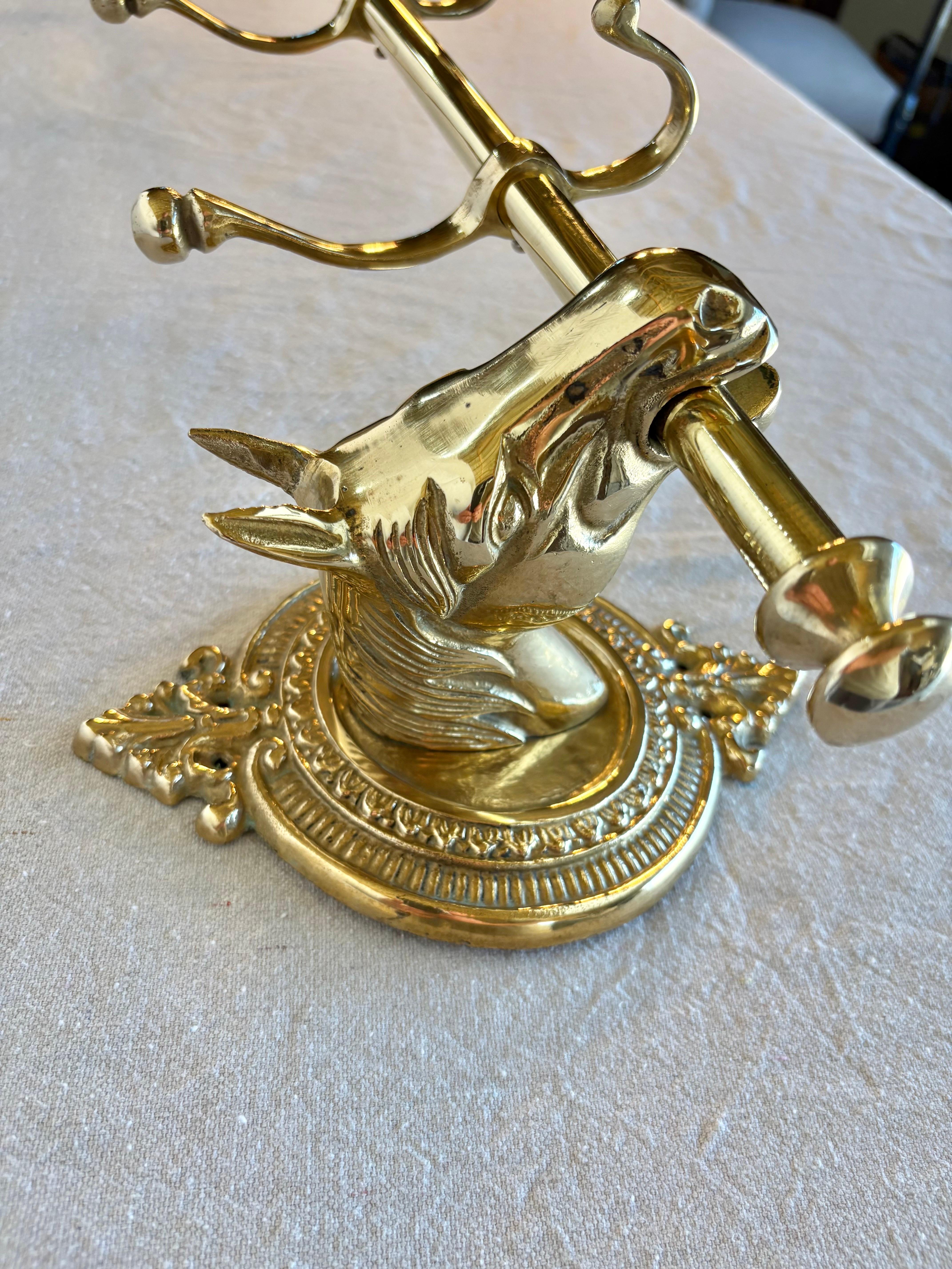 Perchero de cinco ganchos con cabeza de caballo ecuestre de latón de mediados del siglo XX en venta 6