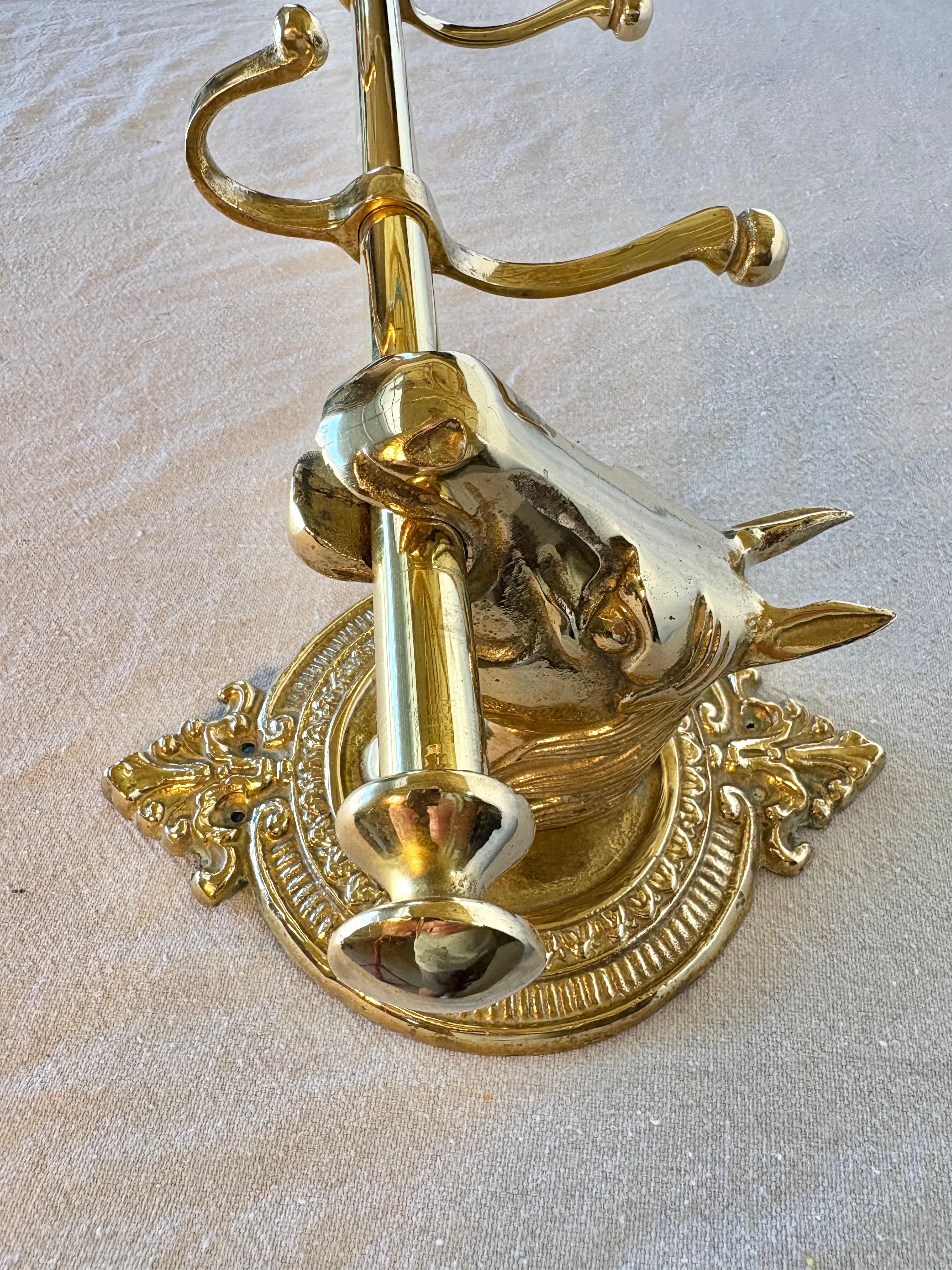 Perchero de cinco ganchos con cabeza de caballo ecuestre de latón de mediados del siglo XX en venta 7
