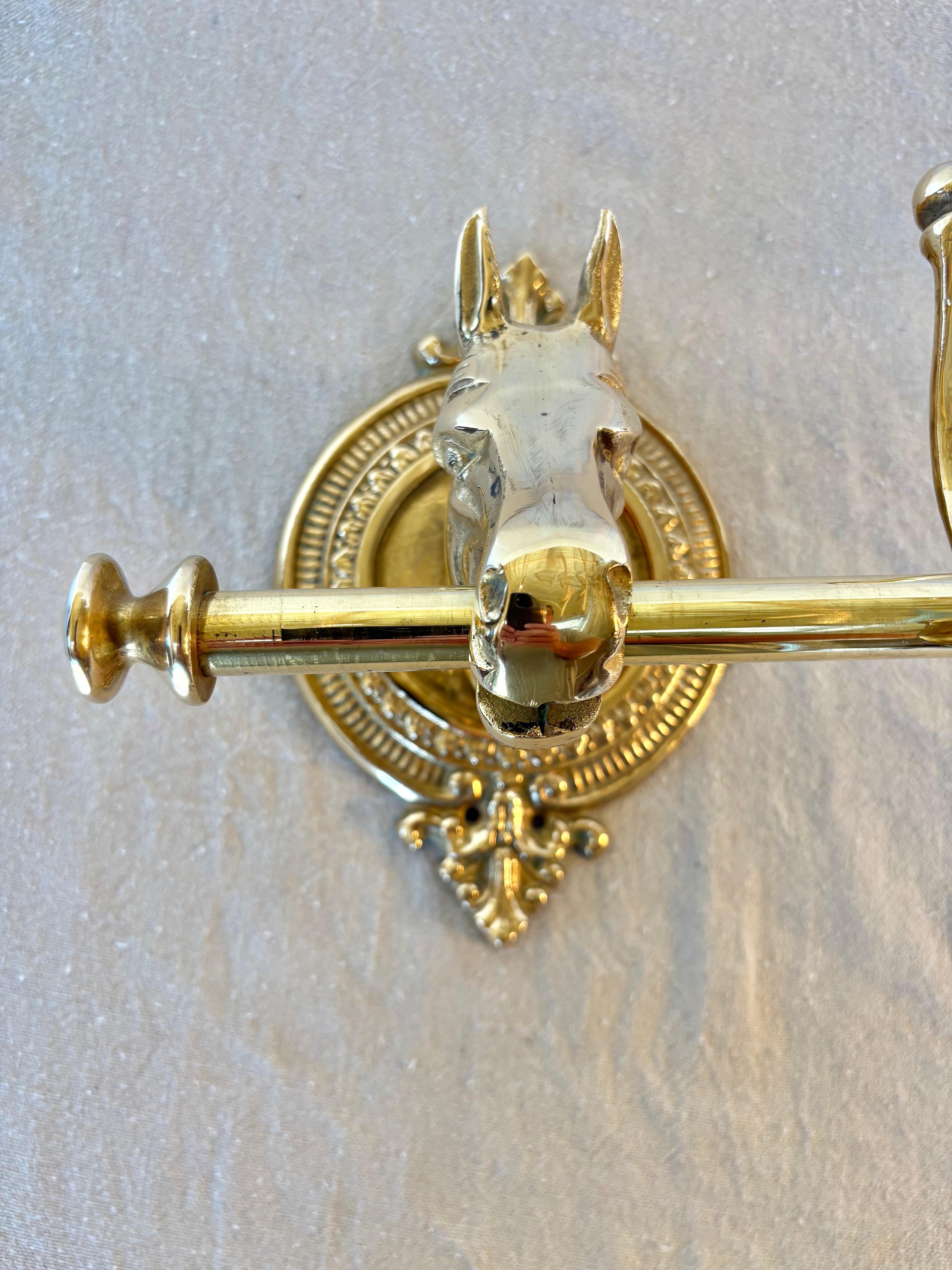 Perchero de cinco ganchos con cabeza de caballo ecuestre de latón de mediados del siglo XX en venta 8
