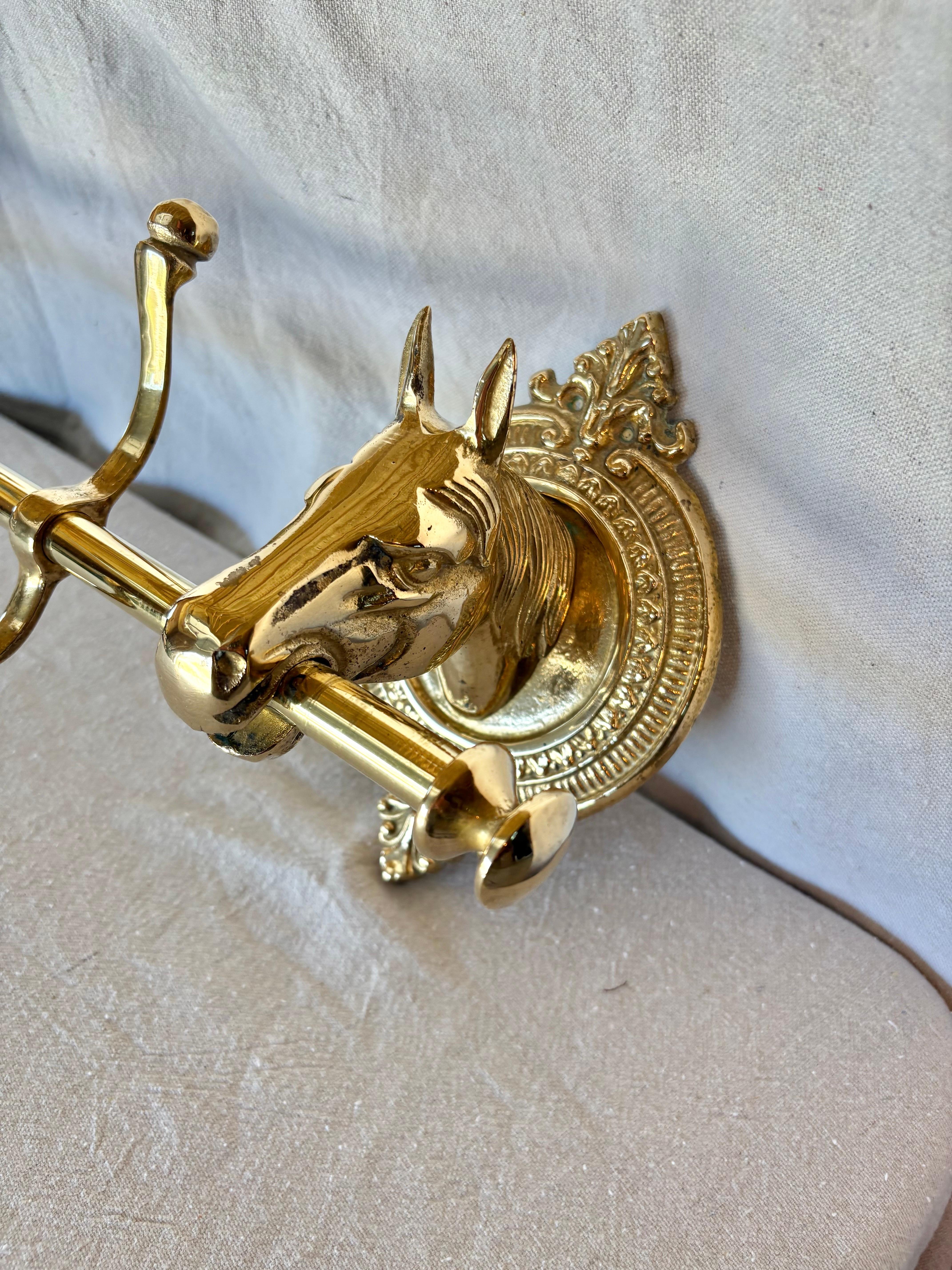 Perchero de cinco ganchos con cabeza de caballo ecuestre de latón de mediados del siglo XX en venta 3