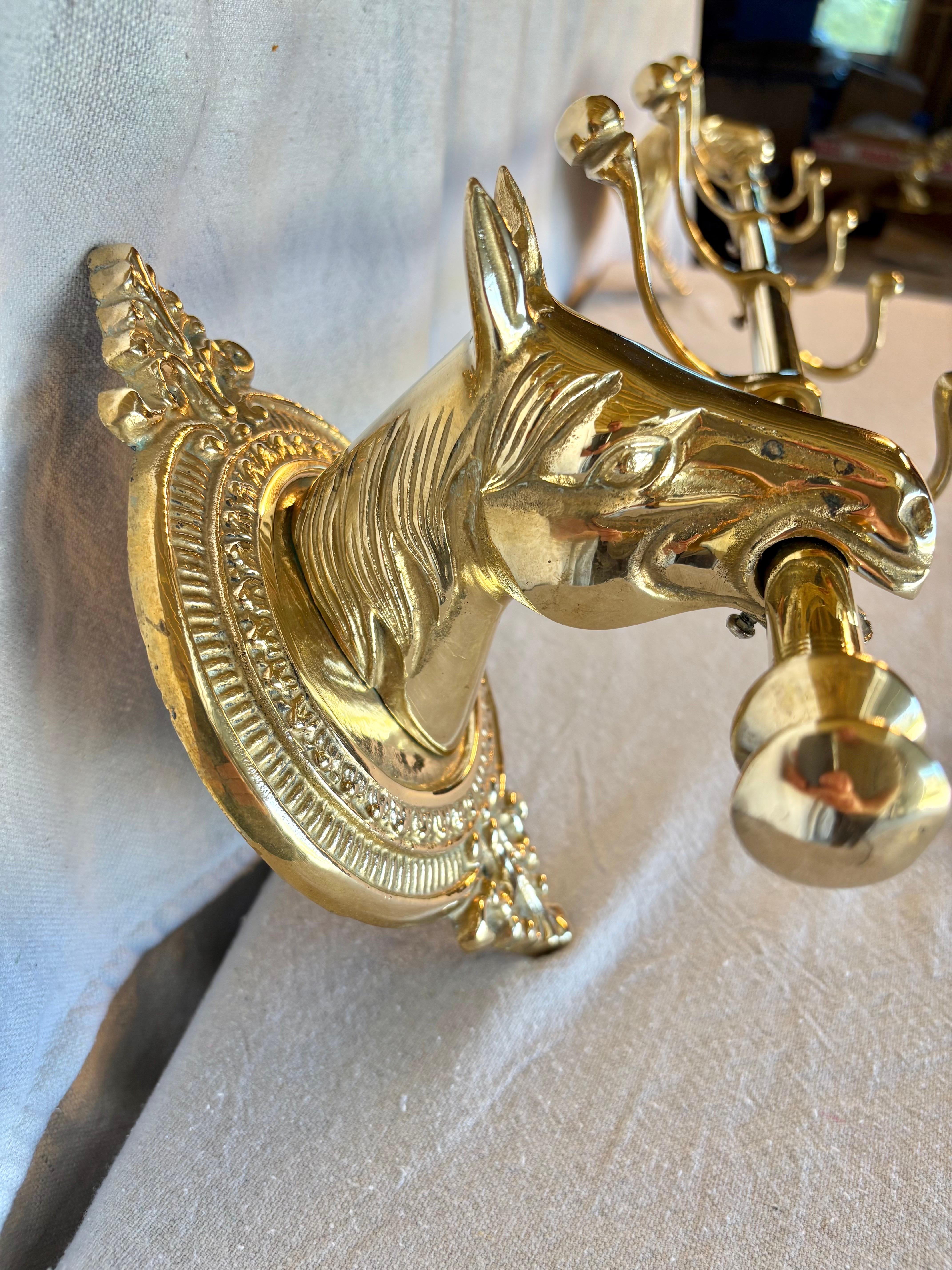 Perchero de cinco ganchos con cabeza de caballo ecuestre de latón de mediados del siglo XX en venta 4