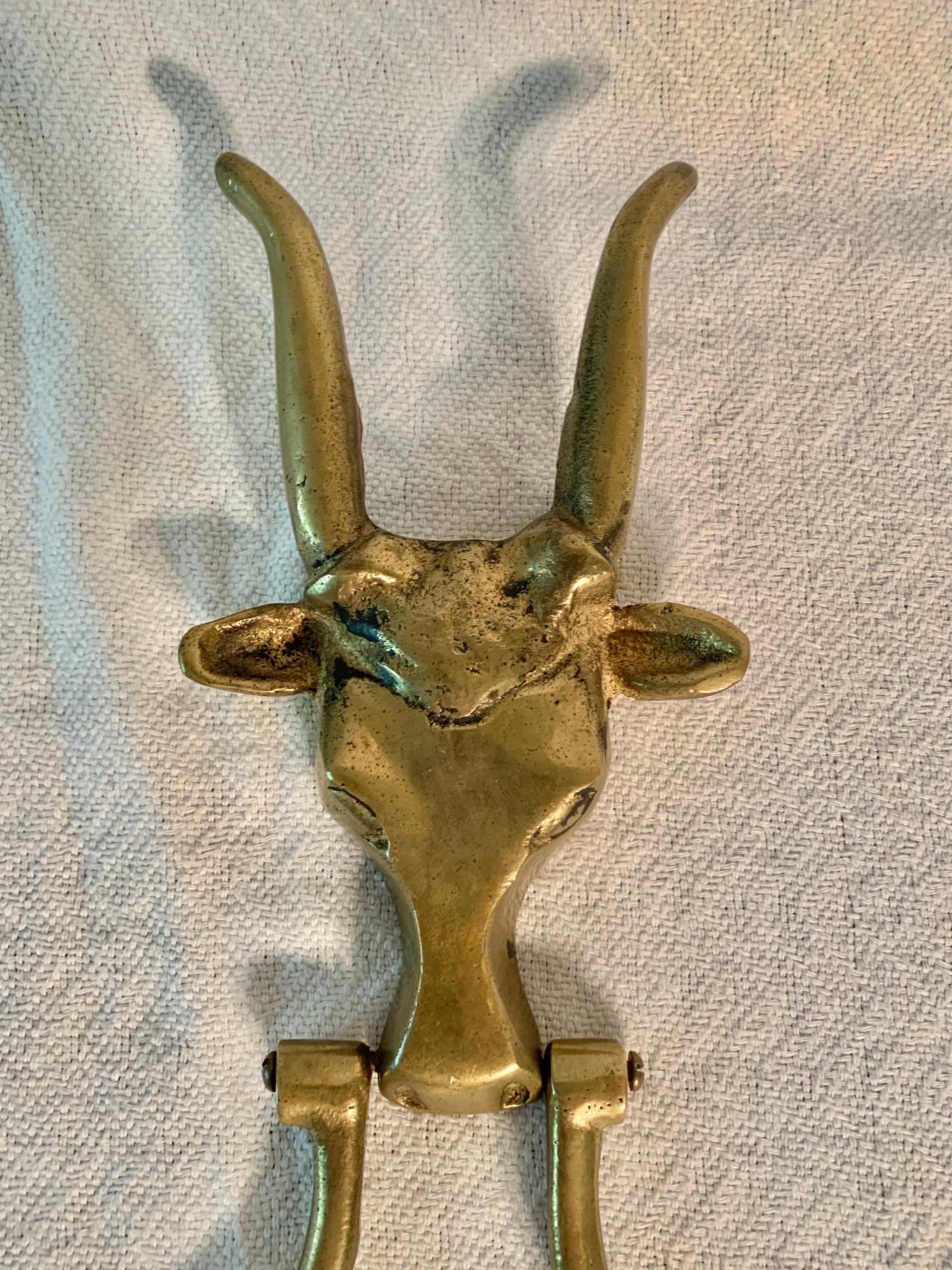 Fatto a mano Battente in ottone a forma di mucca longhina della metà del 20° secolo in vendita