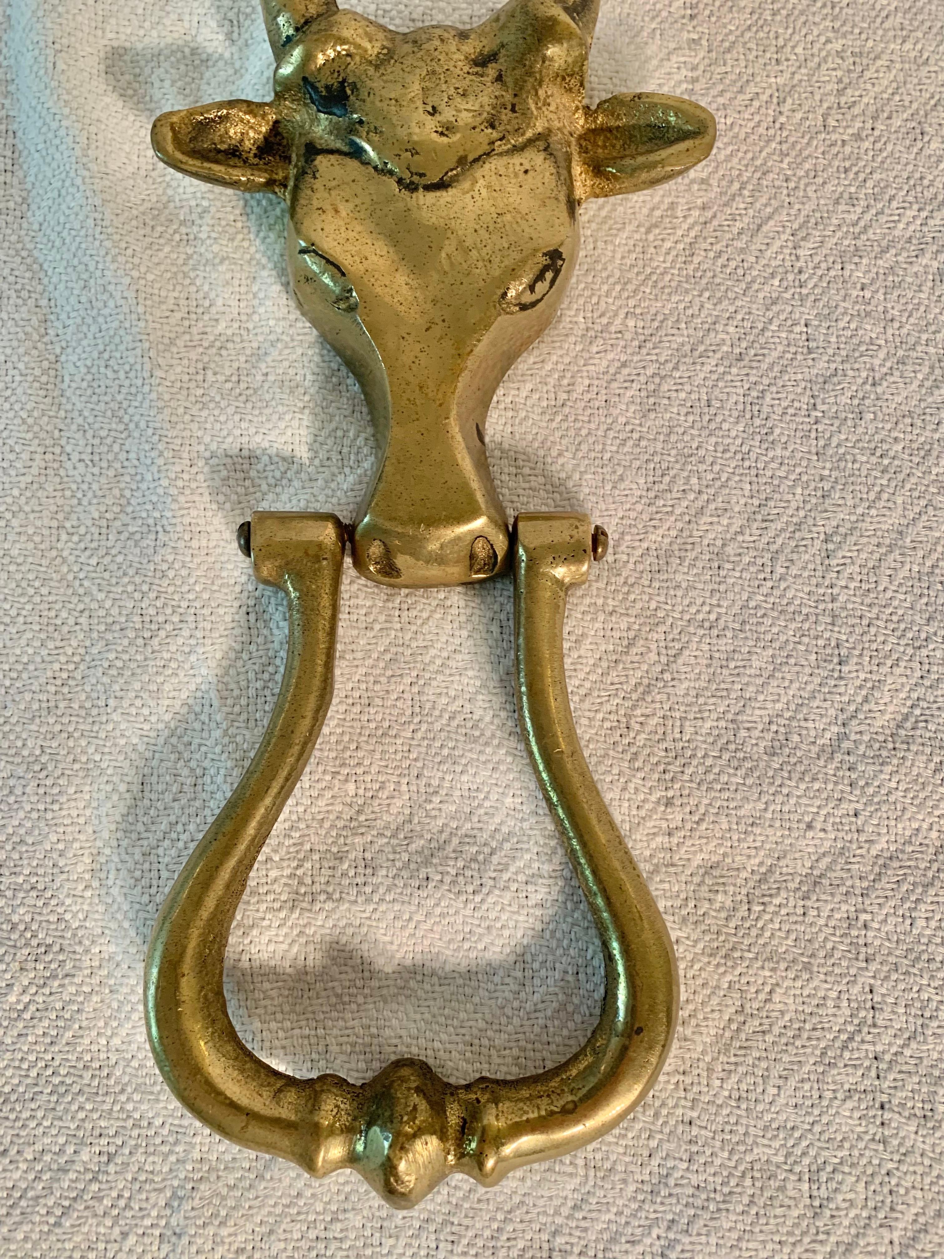Battente in ottone a forma di mucca longhina della metà del 20° secolo In condizioni buone in vendita a Burton, TX