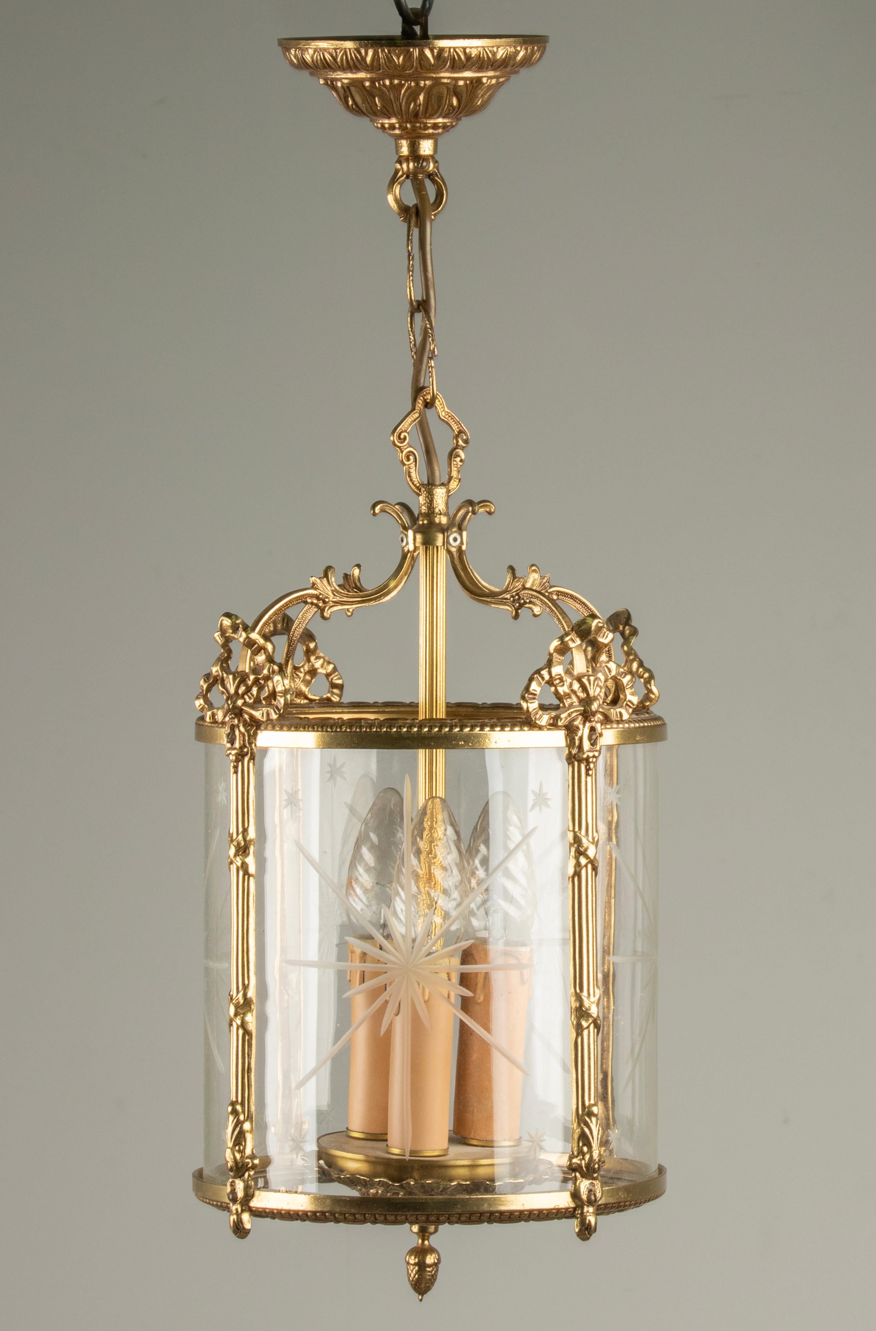 Mitte 20. Jahrhundert Messing Louis XVI Stil Flur Laterne Lampe (Louis XVI.) im Angebot