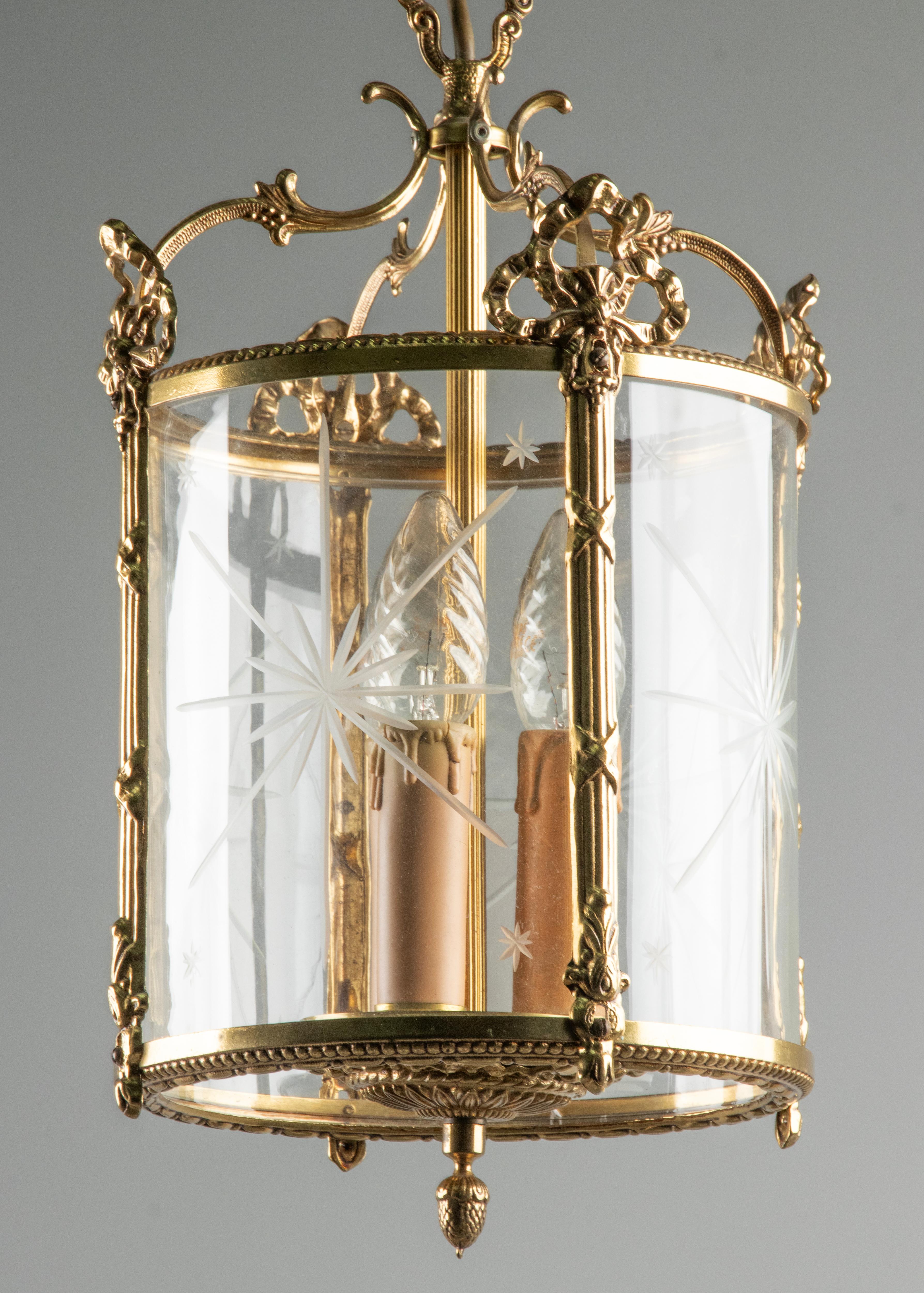 Mitte 20. Jahrhundert Messing Louis XVI Stil Flur Laterne Lampe (Belgisch) im Angebot