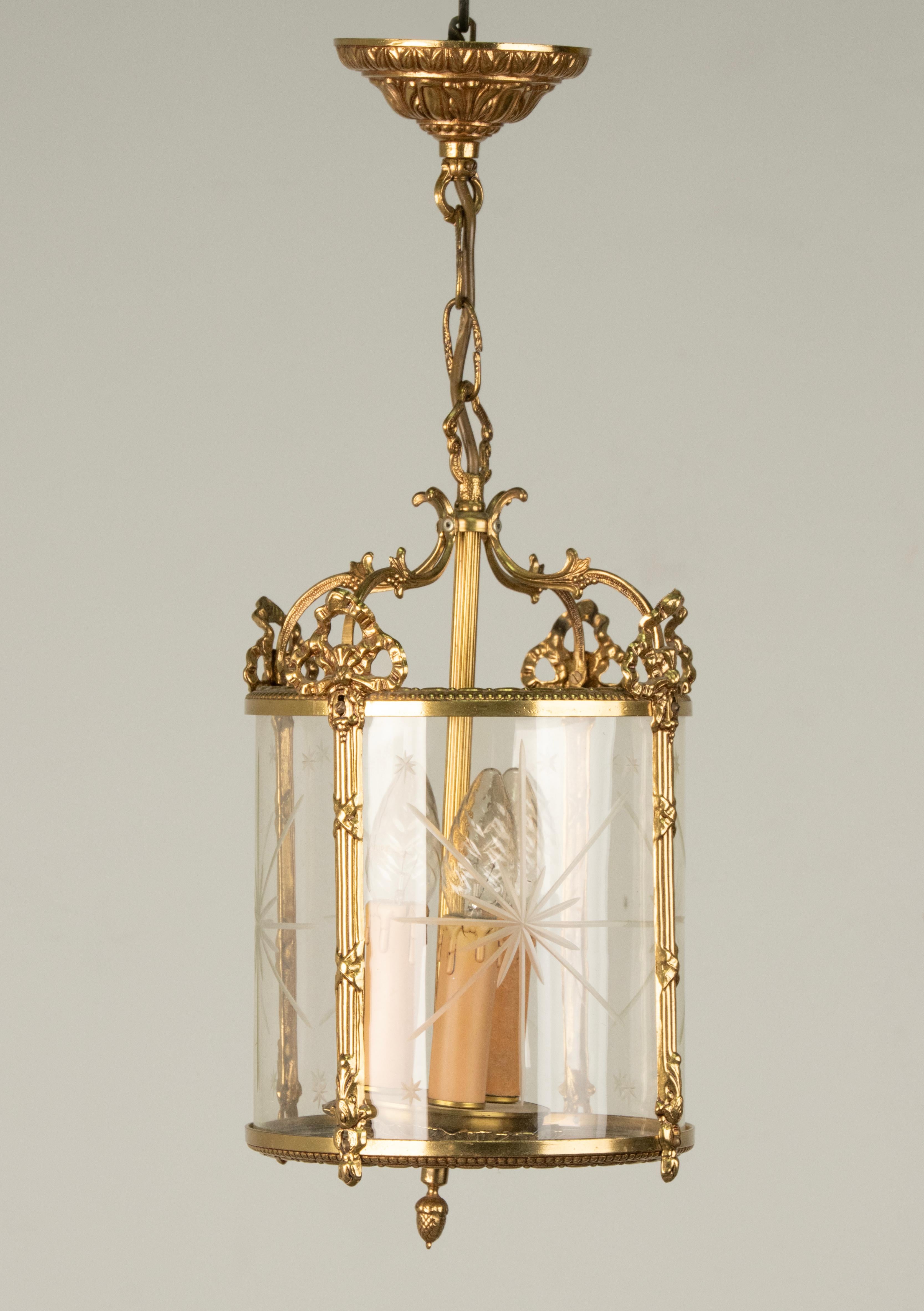 Milieu du XXe siècle Lampe-lanterne de couloir en laiton de style Louis XVI, milieu du 20e siècle en vente