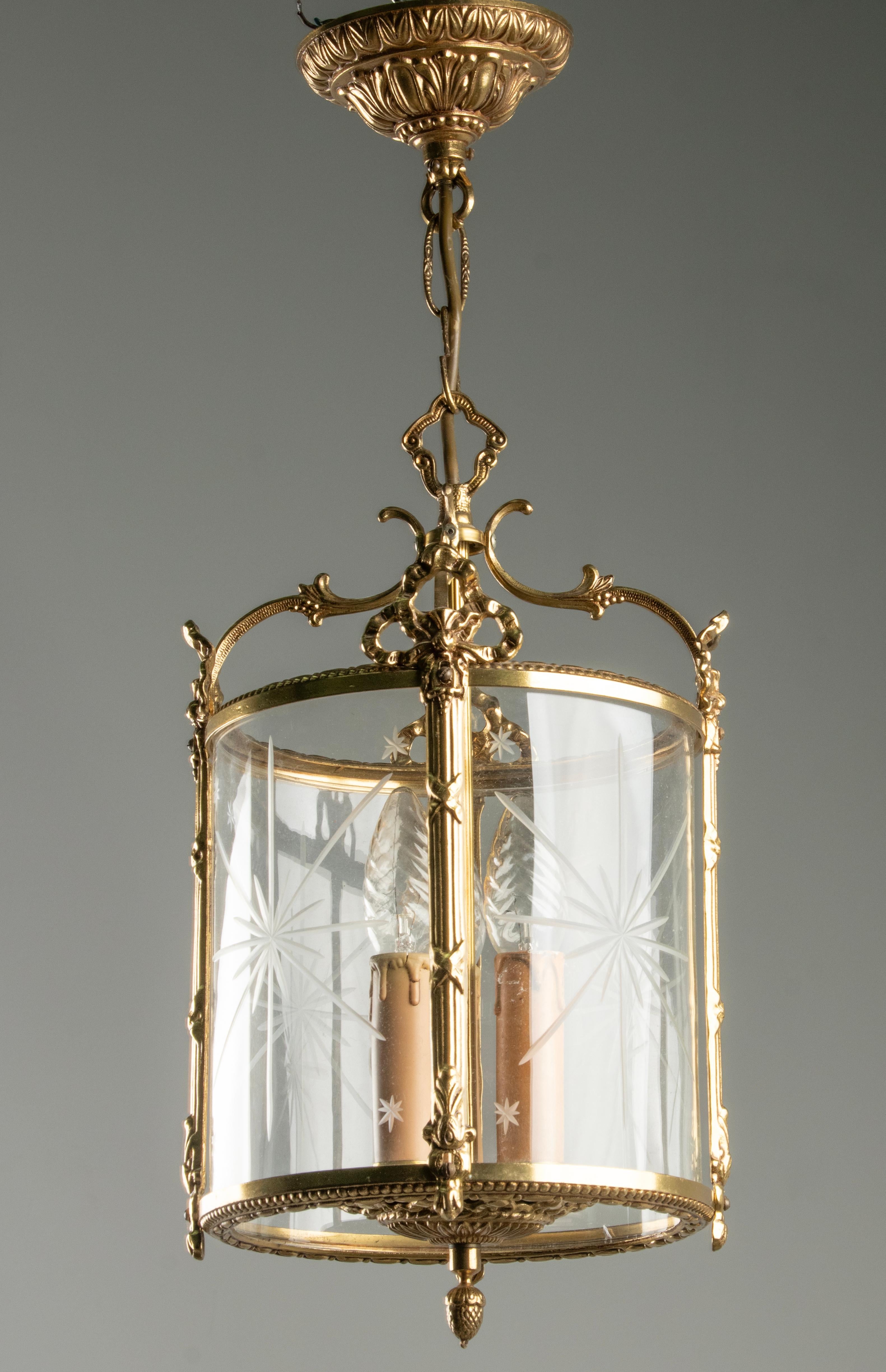 Laiton Lampe-lanterne de couloir en laiton de style Louis XVI, milieu du 20e siècle en vente