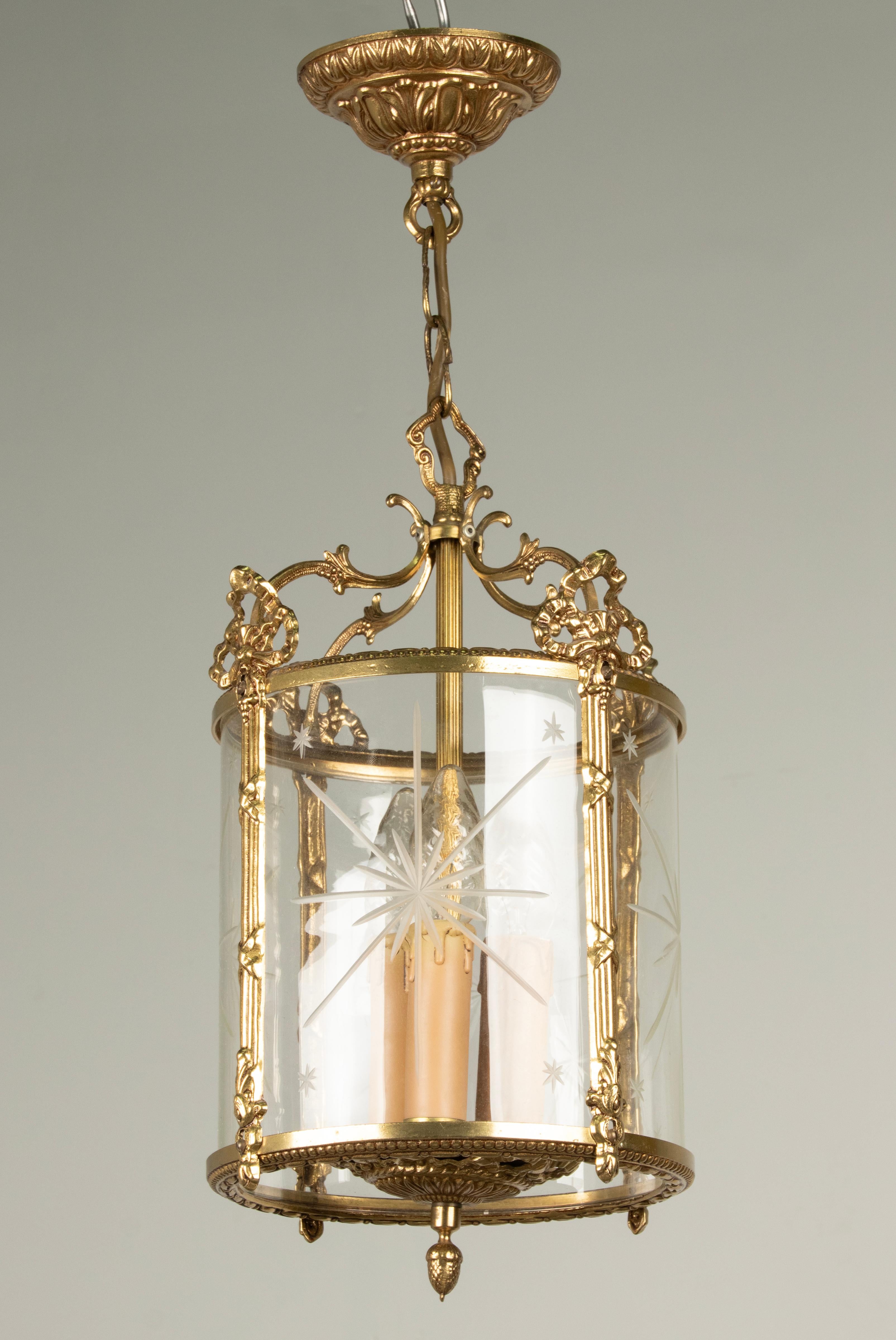 Mitte 20. Jahrhundert Messing Louis XVI Stil Flur Laterne Lampe im Angebot 2