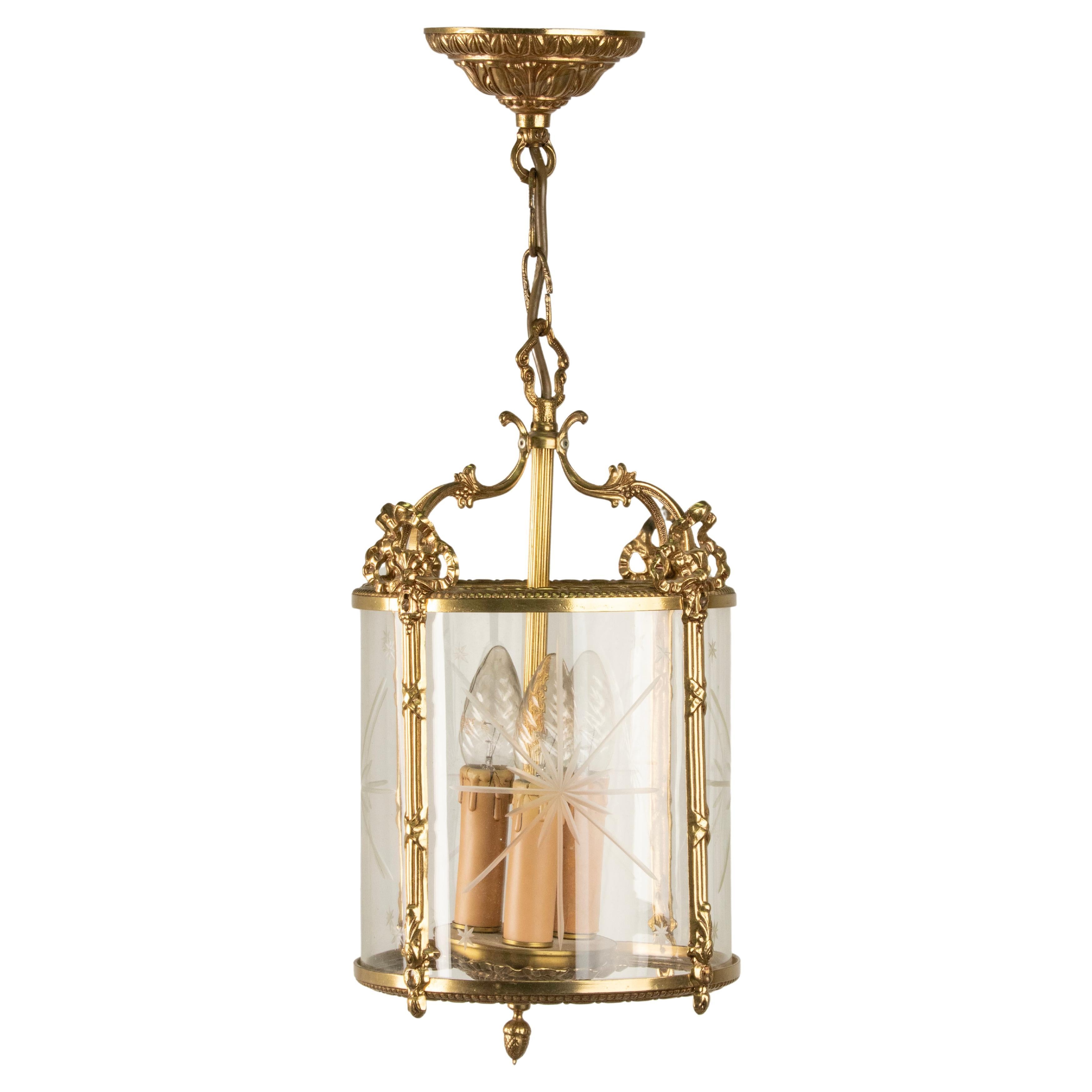 Mitte 20. Jahrhundert Messing Louis XVI Stil Flur Laterne Lampe im Angebot