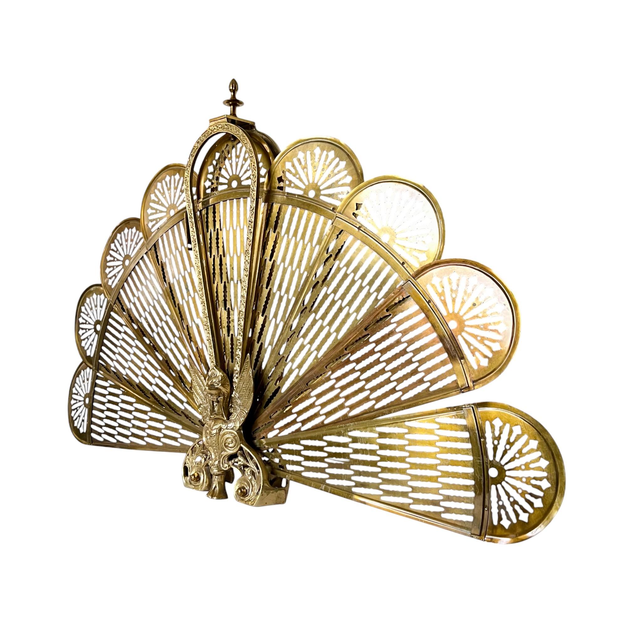 Paravent de cheminée pliable en forme de paon doré, vintage et moderne du milieu du siècle dernier. Fabriqué en laiton massif moulé et gainé, il présente une gargouille ou un griffon centré sur les faces avant et arrière, des détails en volutes, des