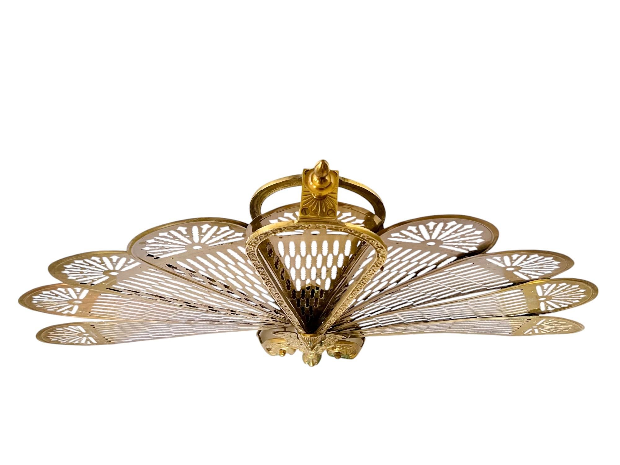 Hollywood Regency Écran de ventilateur de cheminée en laiton avec paon, milieu du XXe siècle