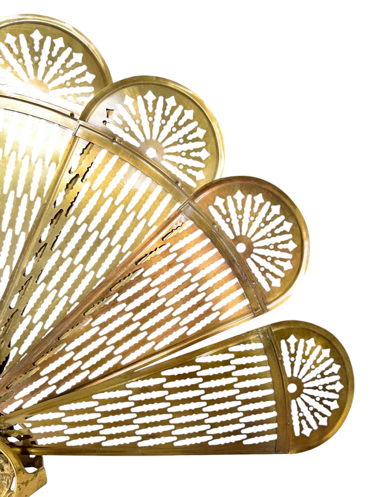 Écran de ventilateur de cheminée en laiton avec paon, milieu du XXe siècle État moyen à Harlingen, TX