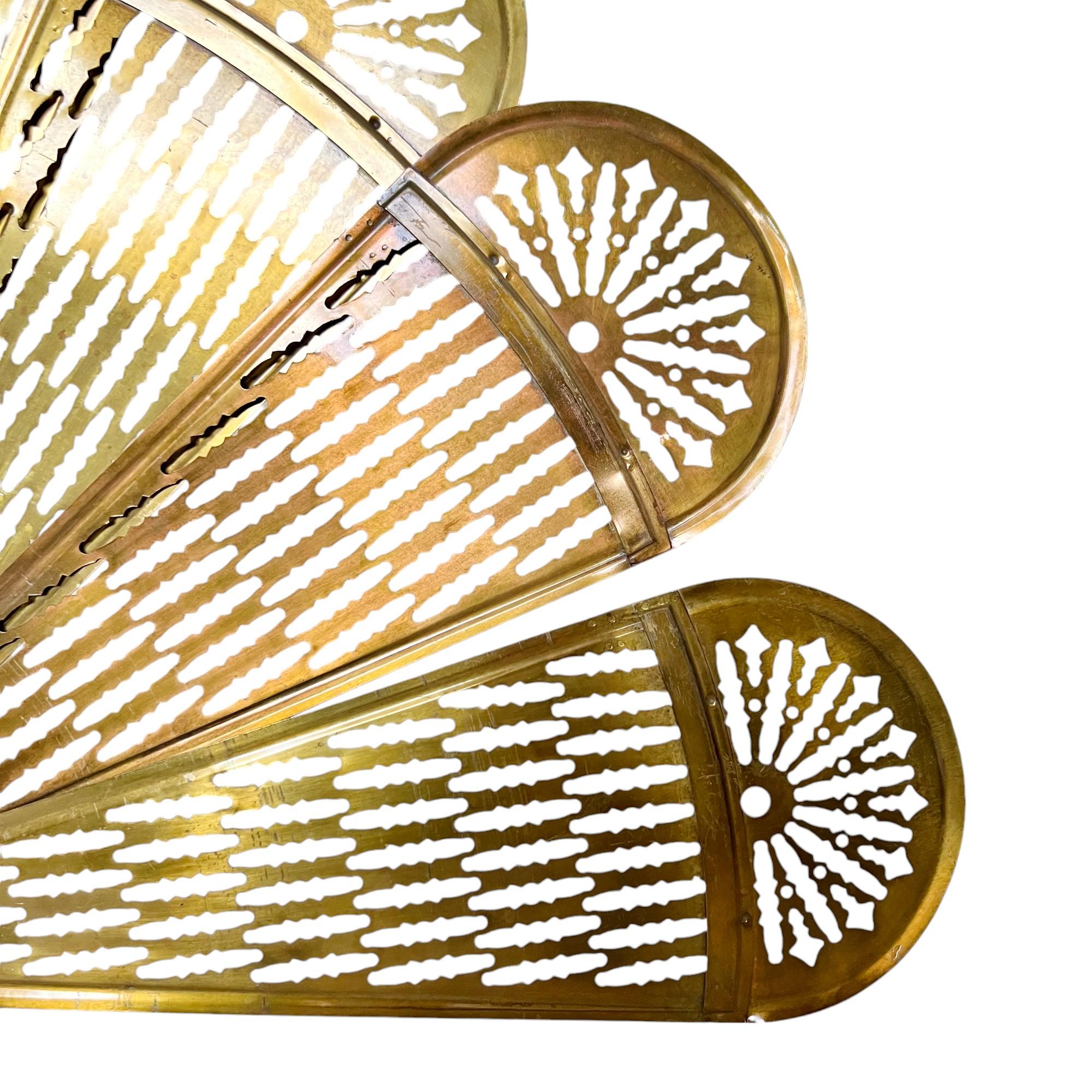 20ième siècle Écran de ventilateur de cheminée en laiton avec paon, milieu du XXe siècle
