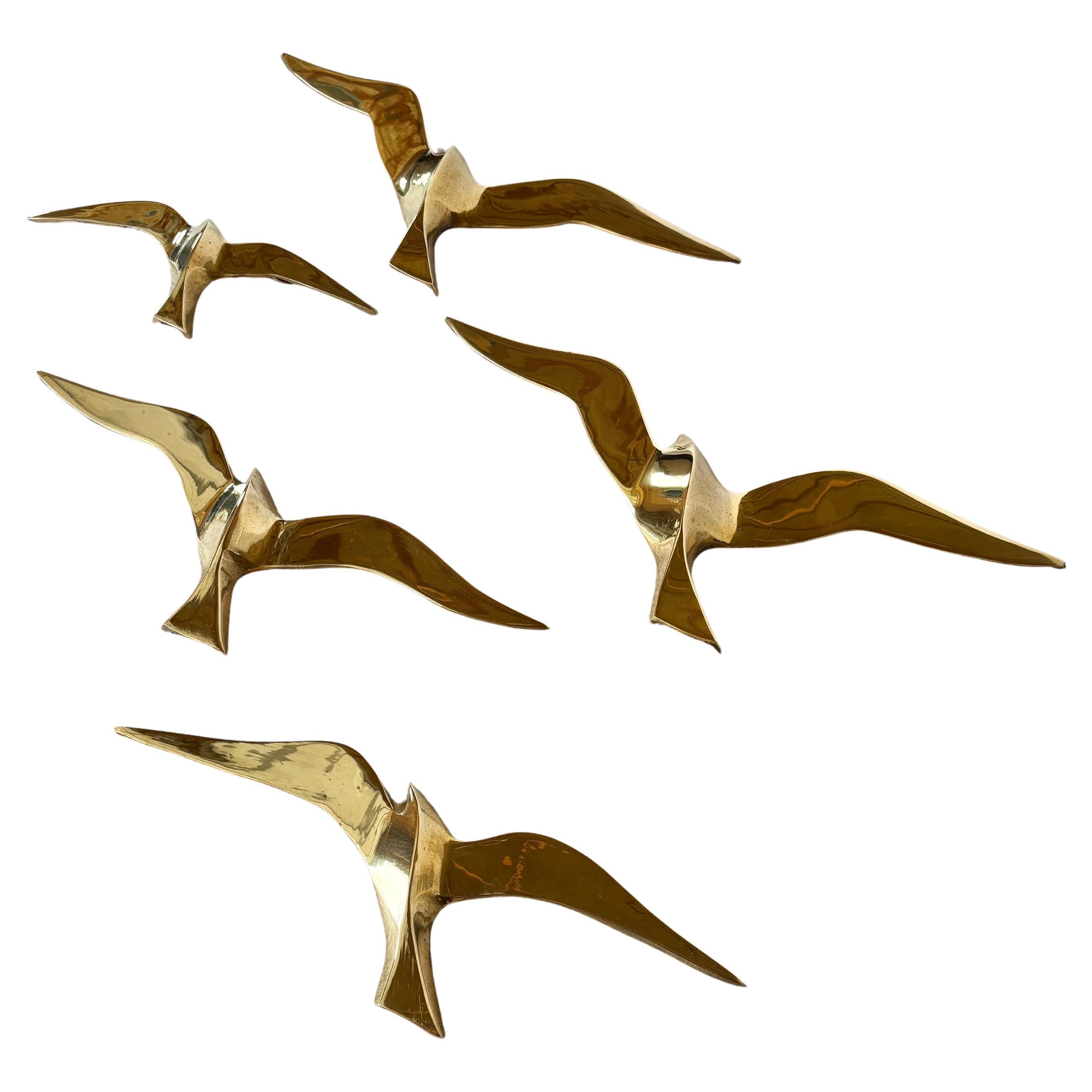 Este conjunto de cinco esculturas de pared de gaviota de mediados del siglo XX se fabricaron en latón a mediados de 1900. Cada uno de los pájaros está diseñado para colgarse de la pared y representar una bandada de gaviotas en vuelo. Las gaviotas