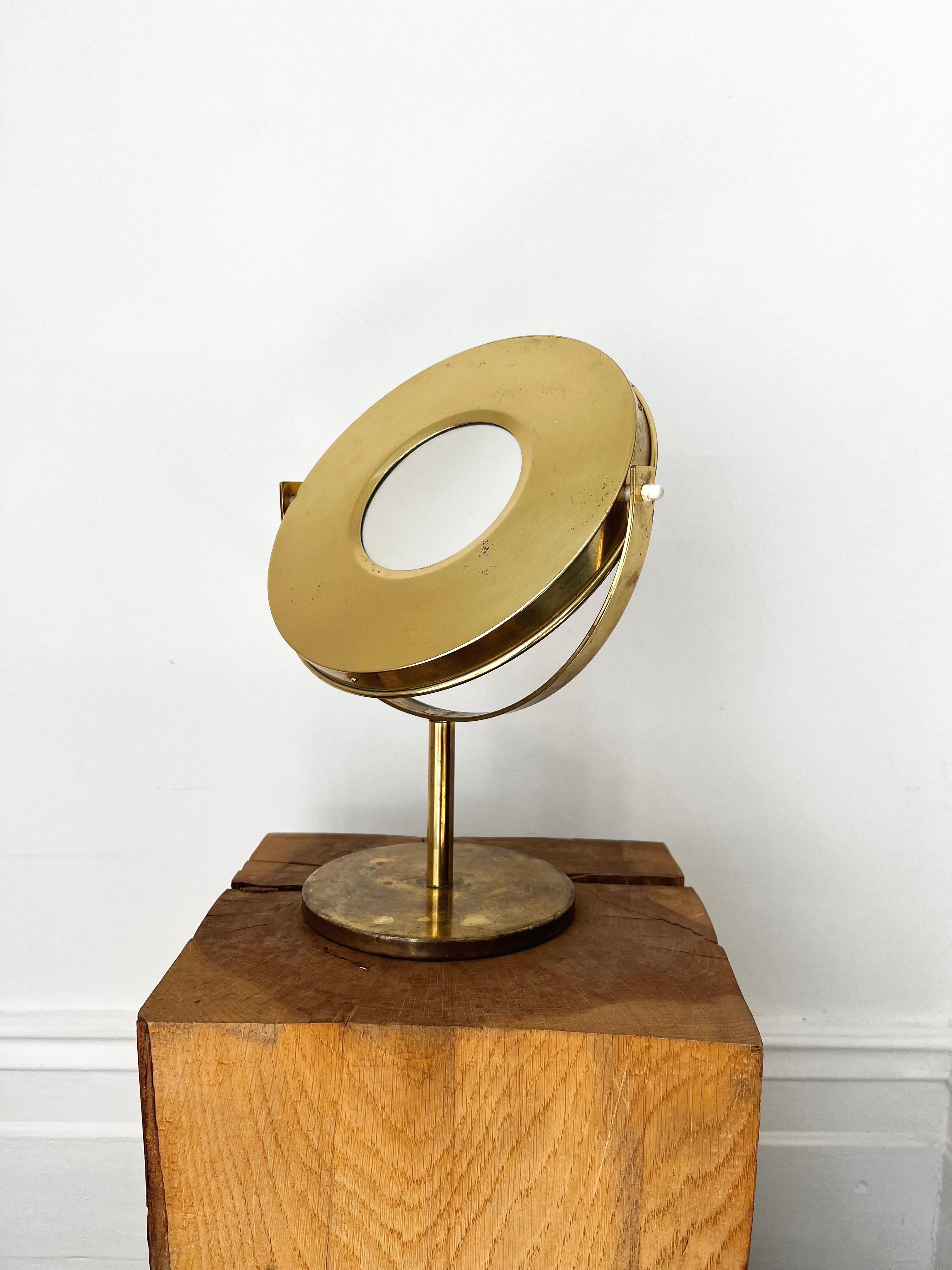 Espejo de mesa de latón de mediados del siglo XX de Hans-Agne Jakobsson, Suecia Moderno de mediados de siglo en venta