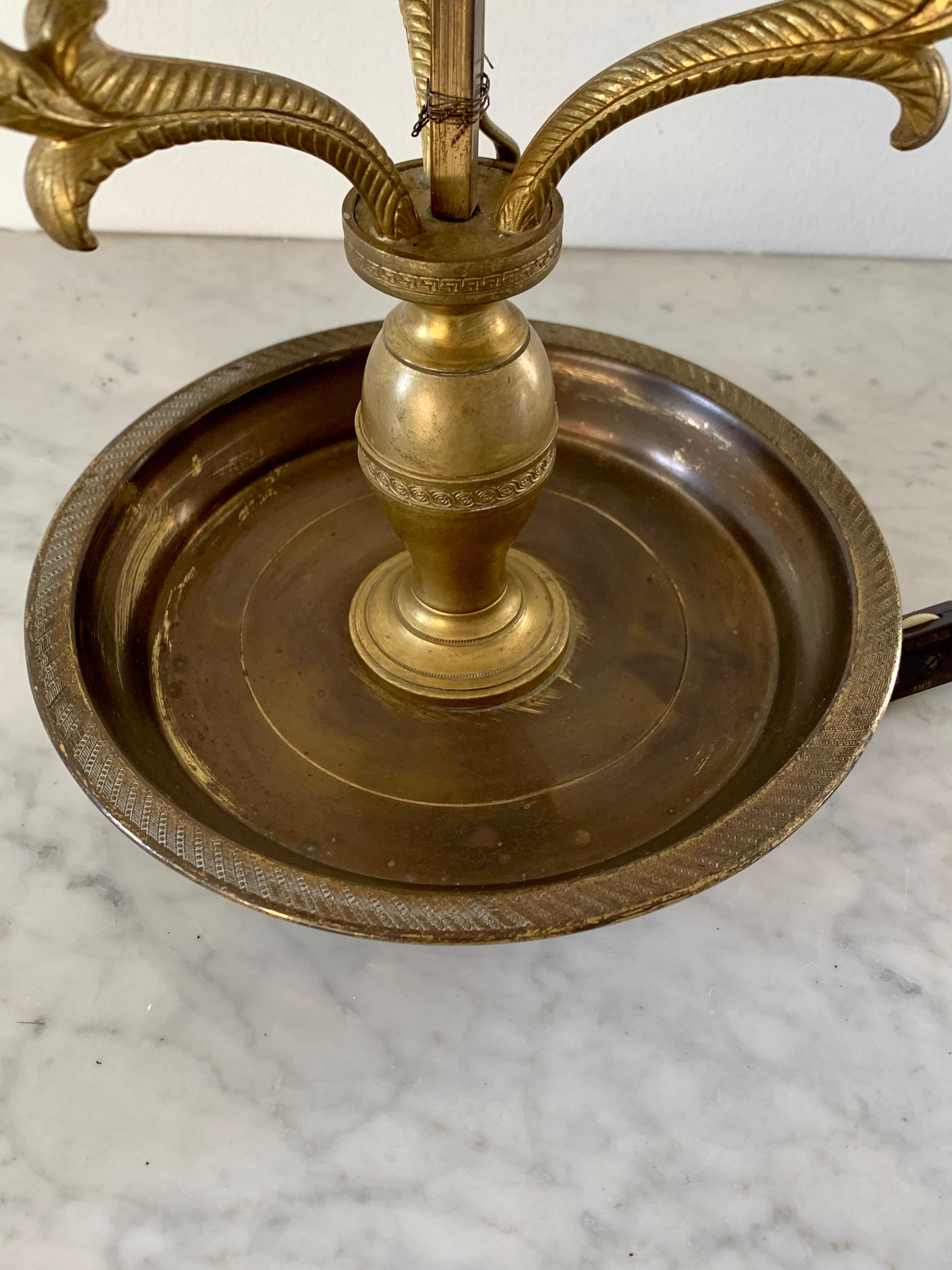 Lampada Bouillotte a tre bracci in ottone della metà del XX secolo con paralume in tole nero In condizioni buone in vendita a Elkhart, IN