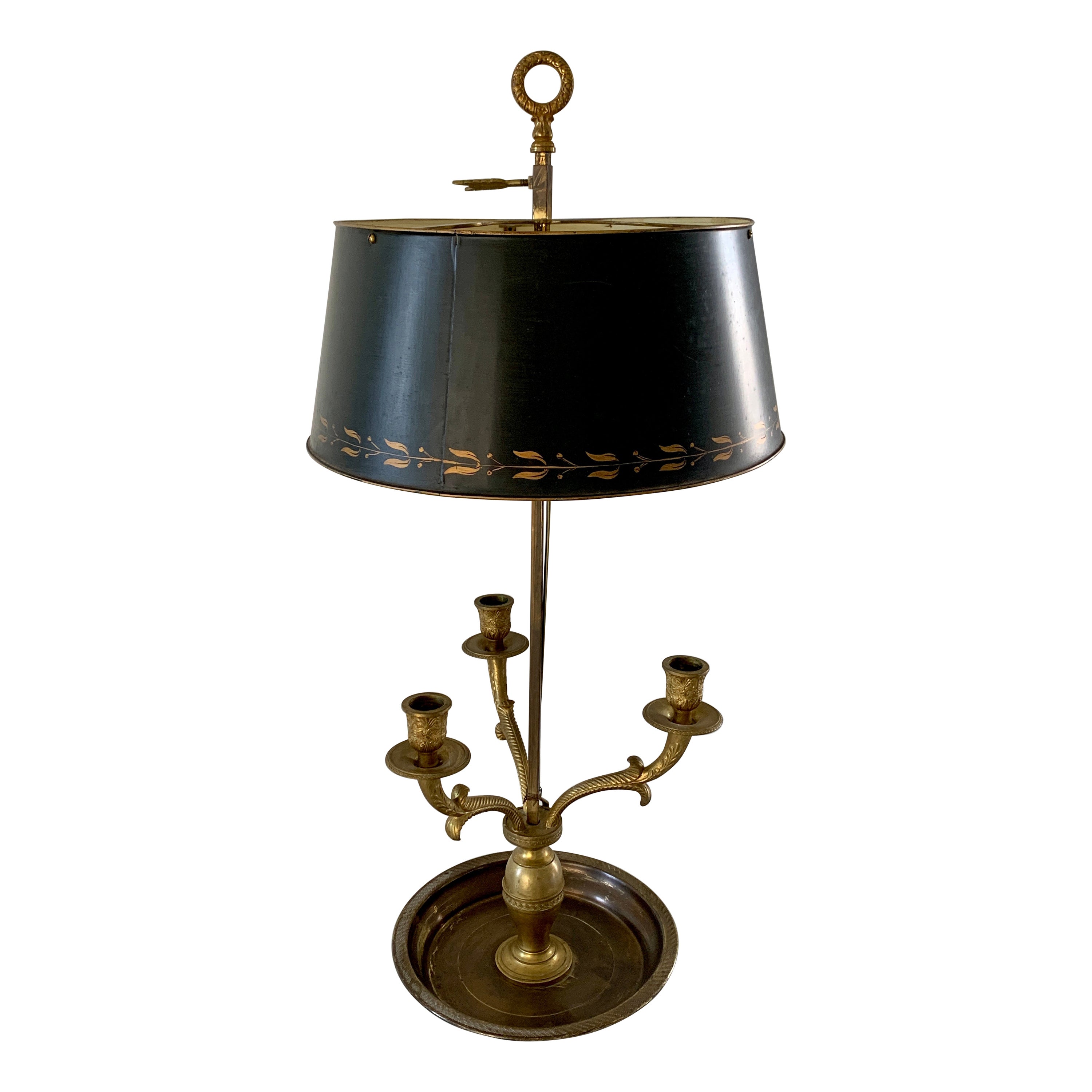 Lampe bouillotte à trois bras en laiton du milieu du 20e siècle avec abat-jour en tôle noire