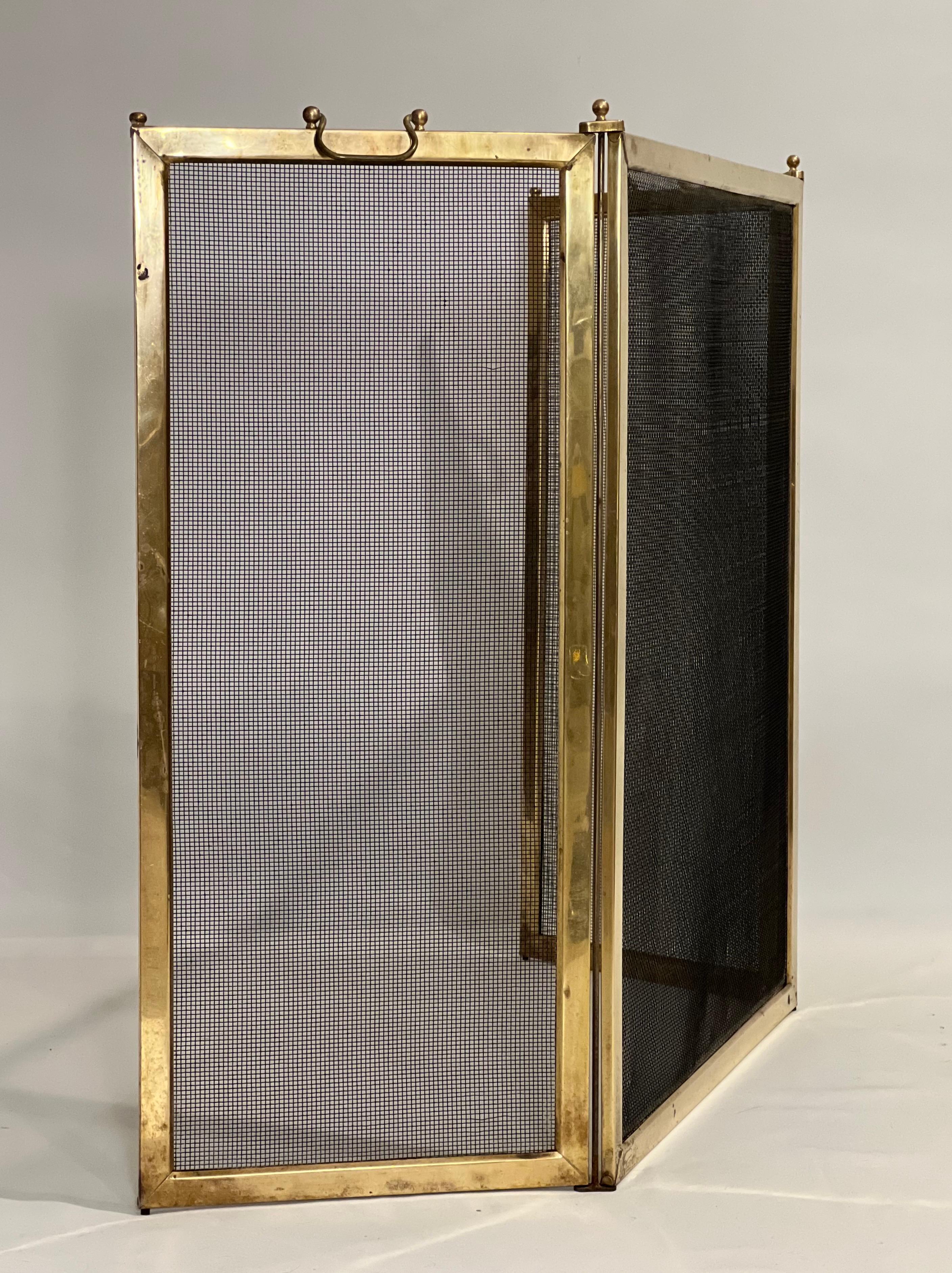 Métal Écran de cheminée trifold en laiton du milieu du 20e siècle en vente