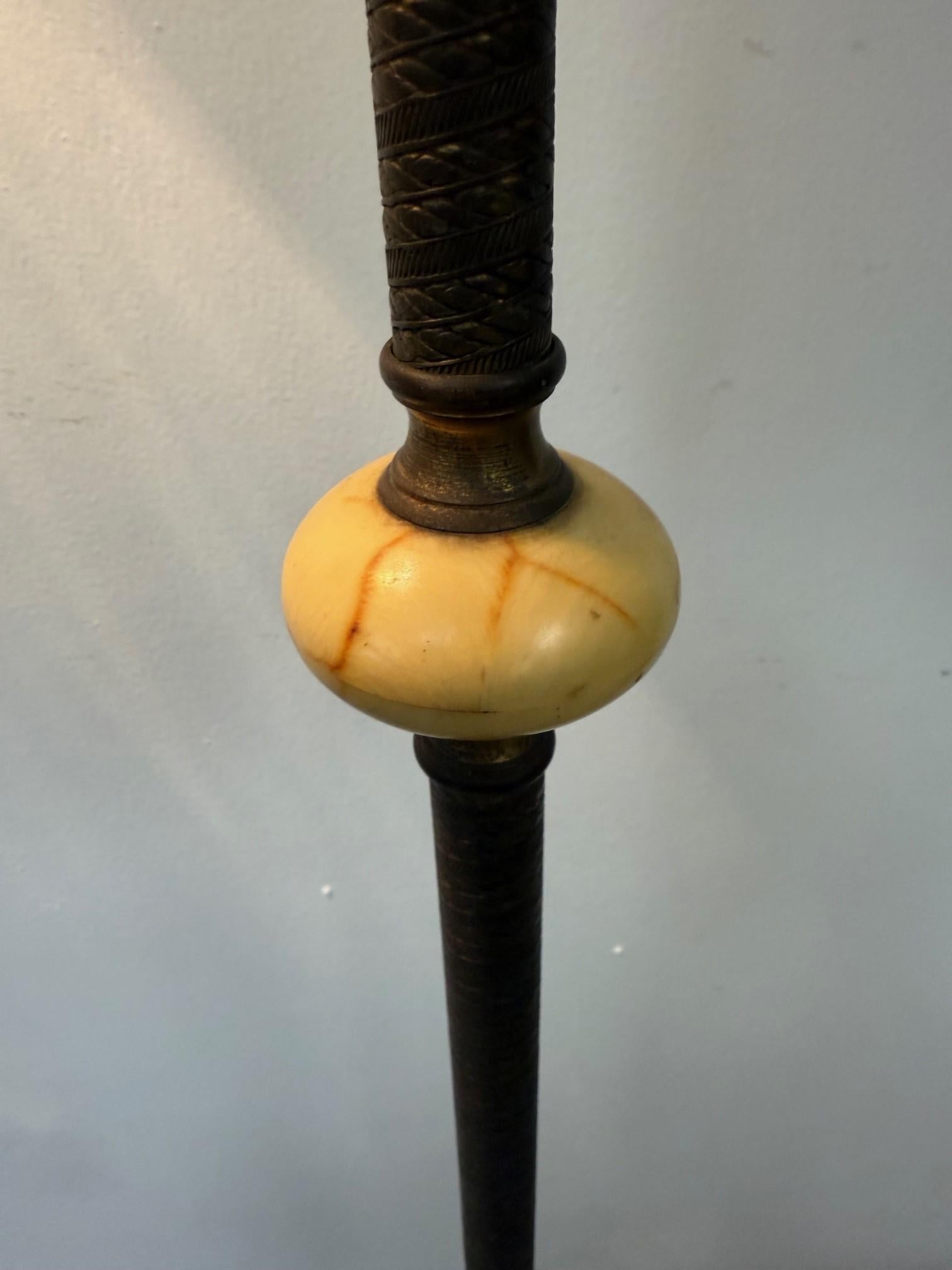Lámpara de pie de puente de mediados del siglo XX con pantalla de vidrio artístico en venta 3