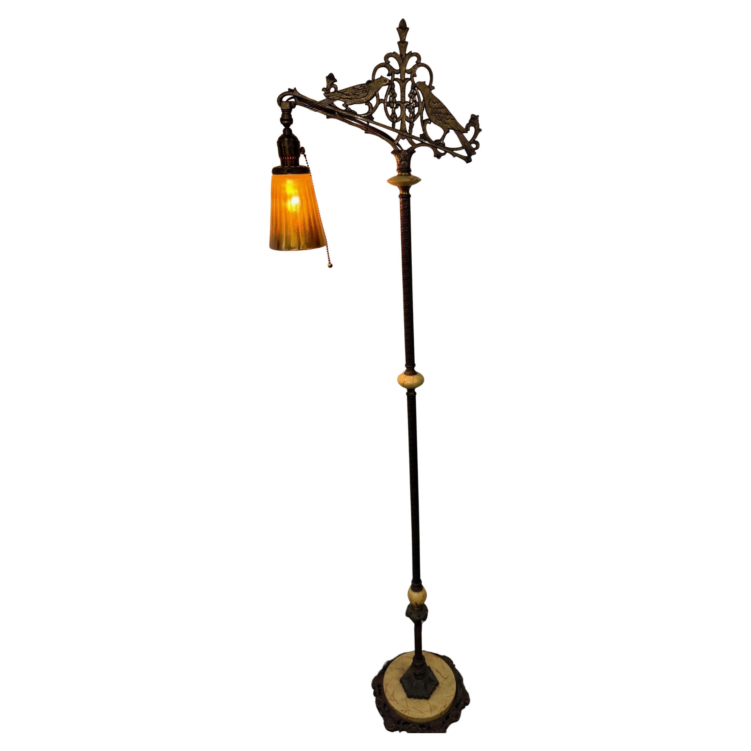Lampadaire pont du milieu du 20e siècle avec abat-jour en verre d'art
