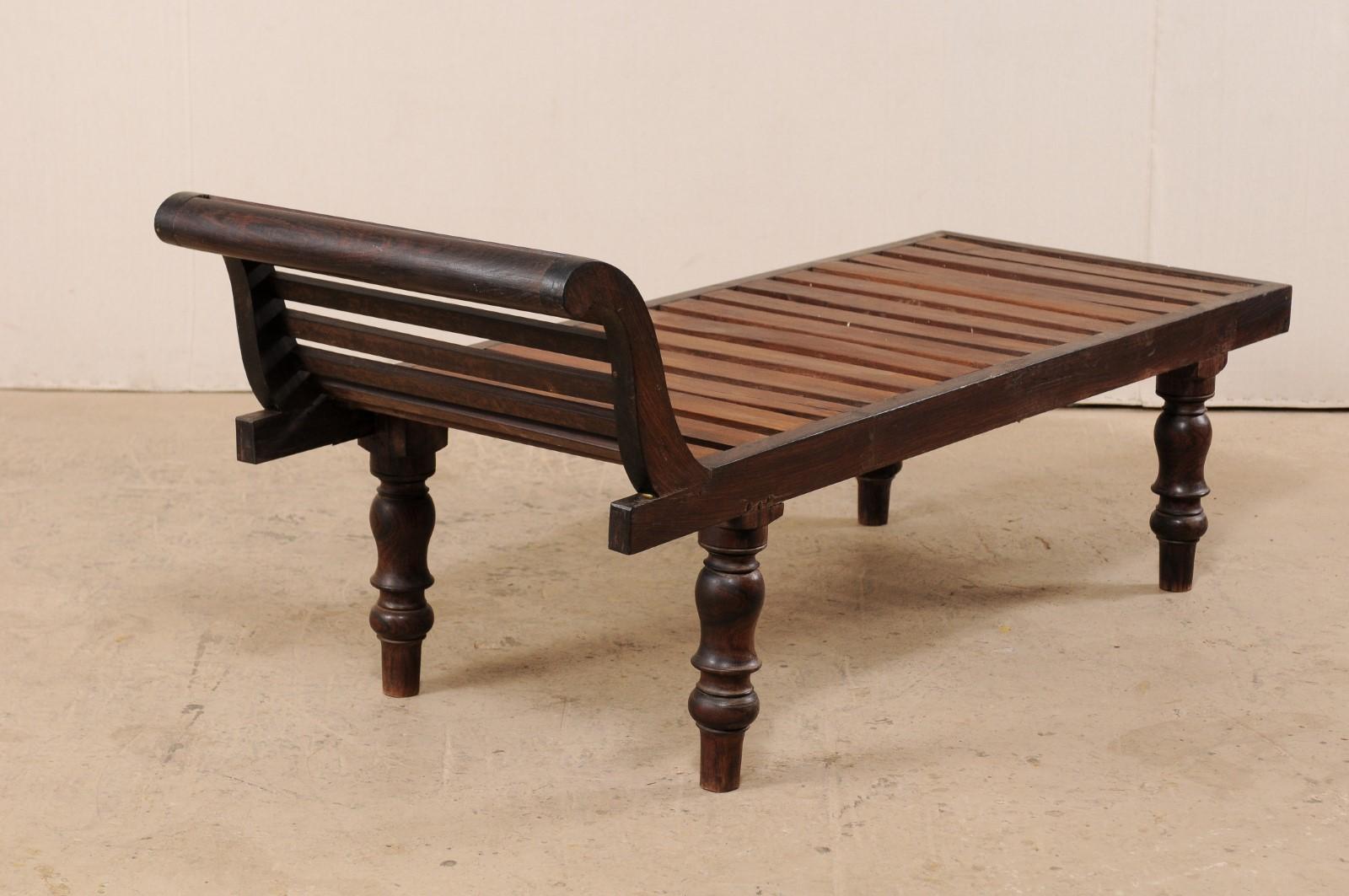 British Colonial Wood Chaise Lounge Chair, Mitte des 20. Jahrhunderts (Geschnitzt)