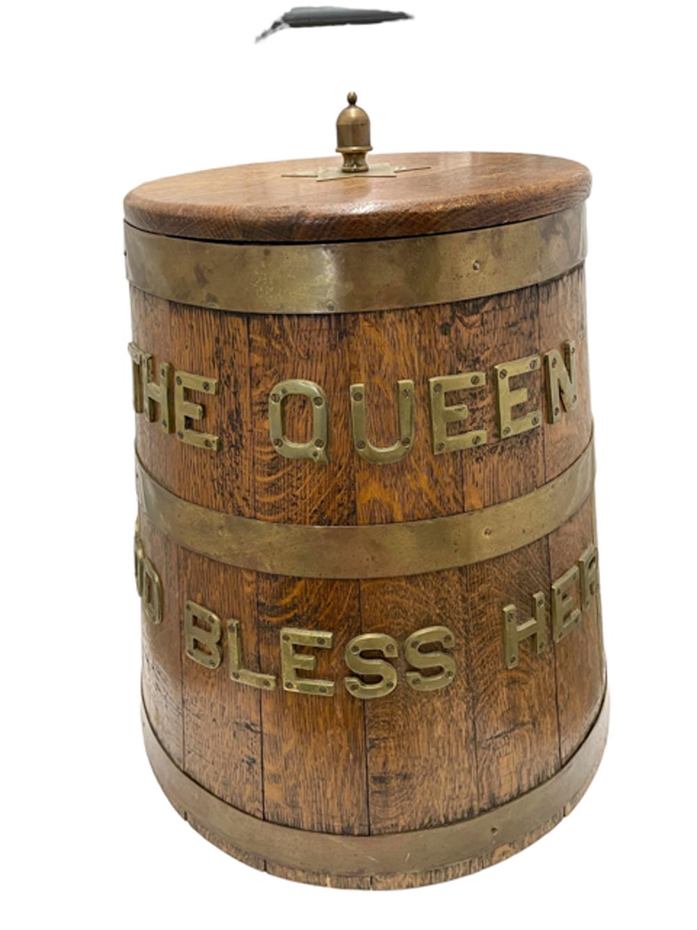 Mitte des 20. Jahrhunderts British Royal Navy Messing Bound Oak Grog Barrel w / Messing Briefe (Kampagne) im Angebot