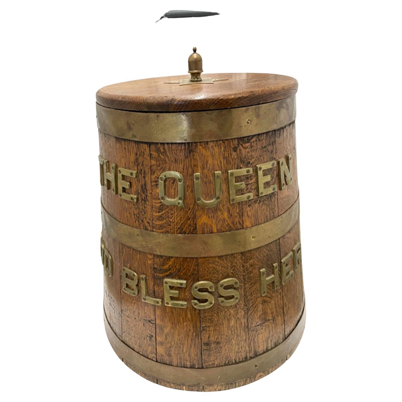 Mitte des 20. Jahrhunderts British Royal Navy Messing Bound Oak Grog Barrel w / Messing Briefe im Angebot