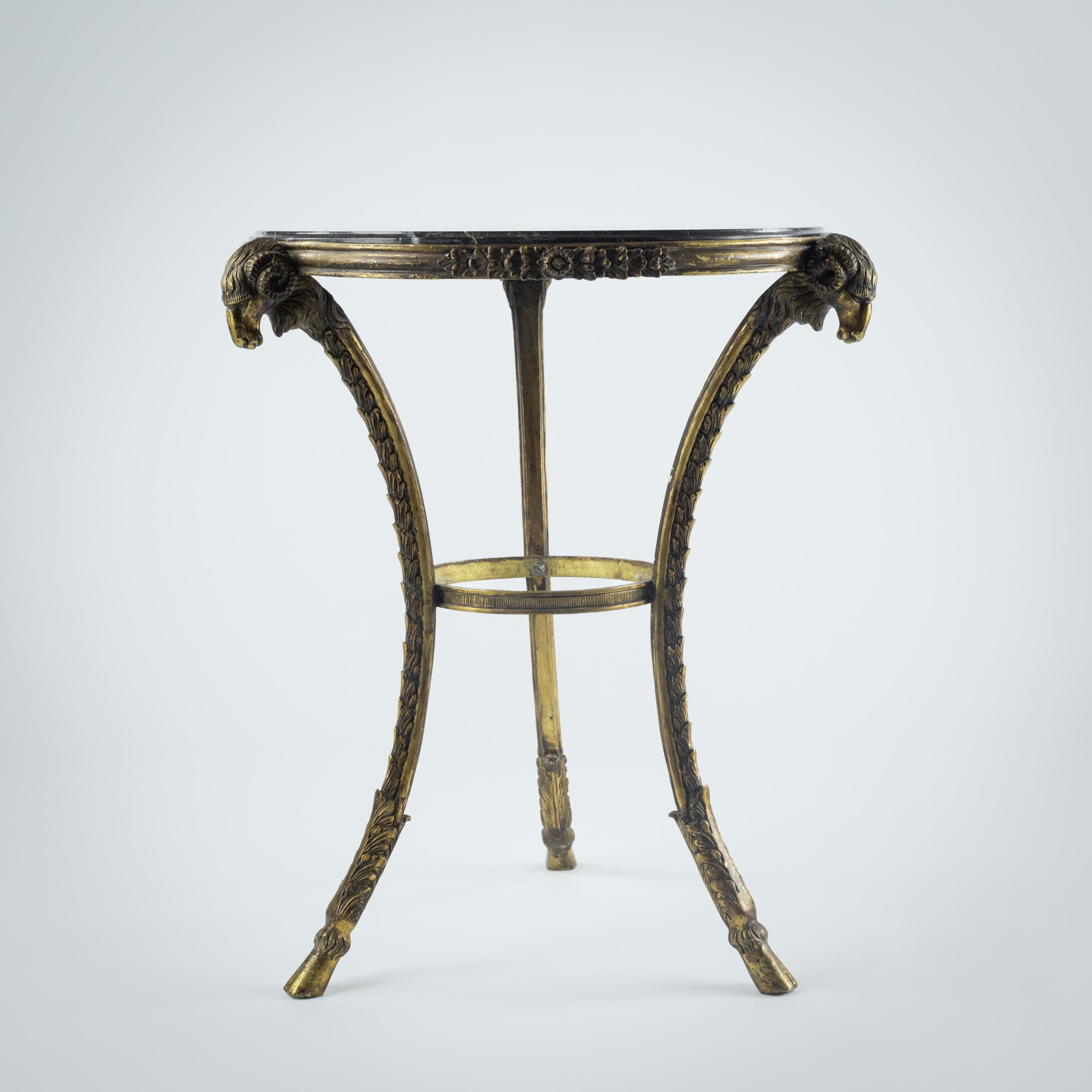 Tavolo Gueridon in bronzo dorato e marmo nello stile della Maison Jansen. Ottime Maschere e Piedi di Rams. Con piano in marmo originale. Eccellente fusione. come previsto usura. Francia, circa 1960.