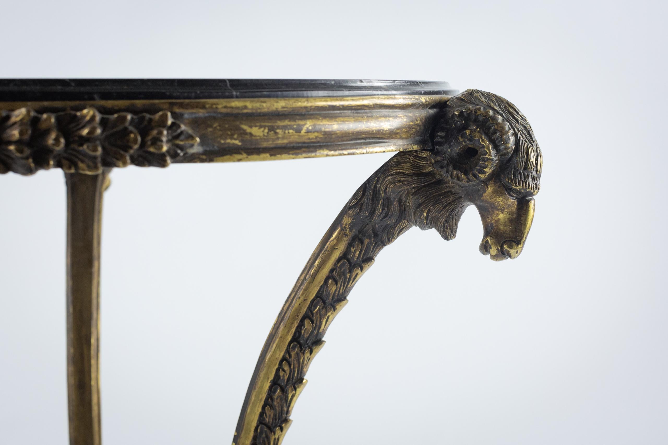 Tavolo Gueridon con testa di ariete in bronzo e marmo della metà del XX secolo in vendita 1