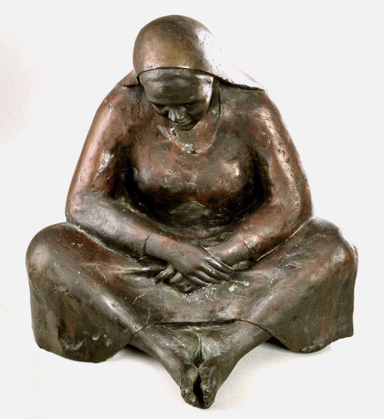 A Large Mid 20th Century Bronze of a Seated Woman in a Shawl, Mexican School In Good Condition For Sale In Ottawa, Ontario