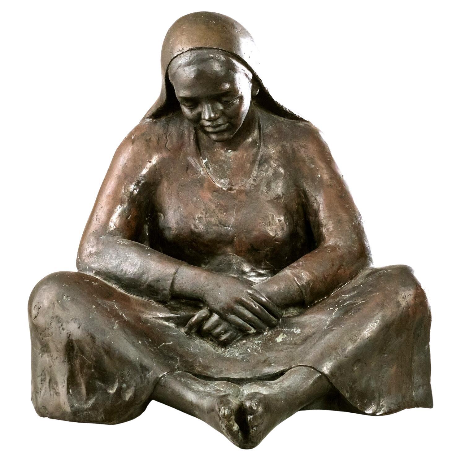 Große Bronzestatue einer sitzenden Frau in einem Schal aus der Mitte des 20. Jahrhunderts, mexikanische Schule