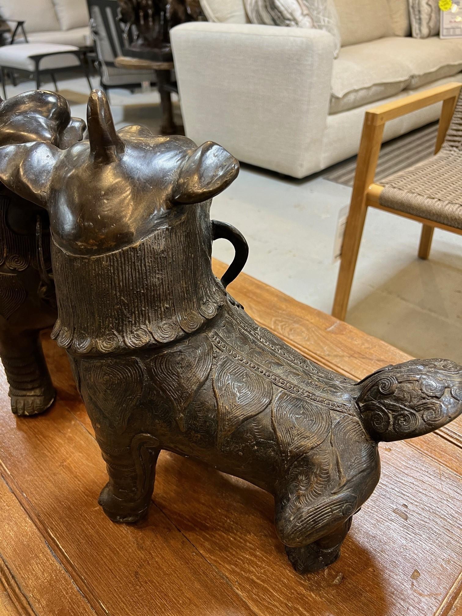 Paar Foo-Hunde aus Bronze, Mitte des 20. Jahrhunderts  im Angebot 9