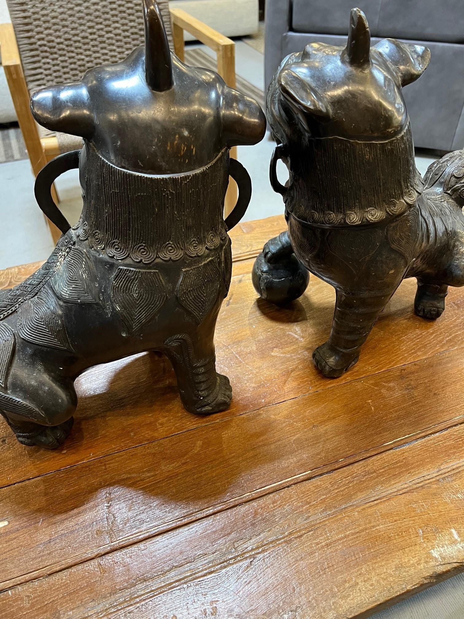 Paar Foo-Hunde aus Bronze, Mitte des 20. Jahrhunderts  im Angebot 13