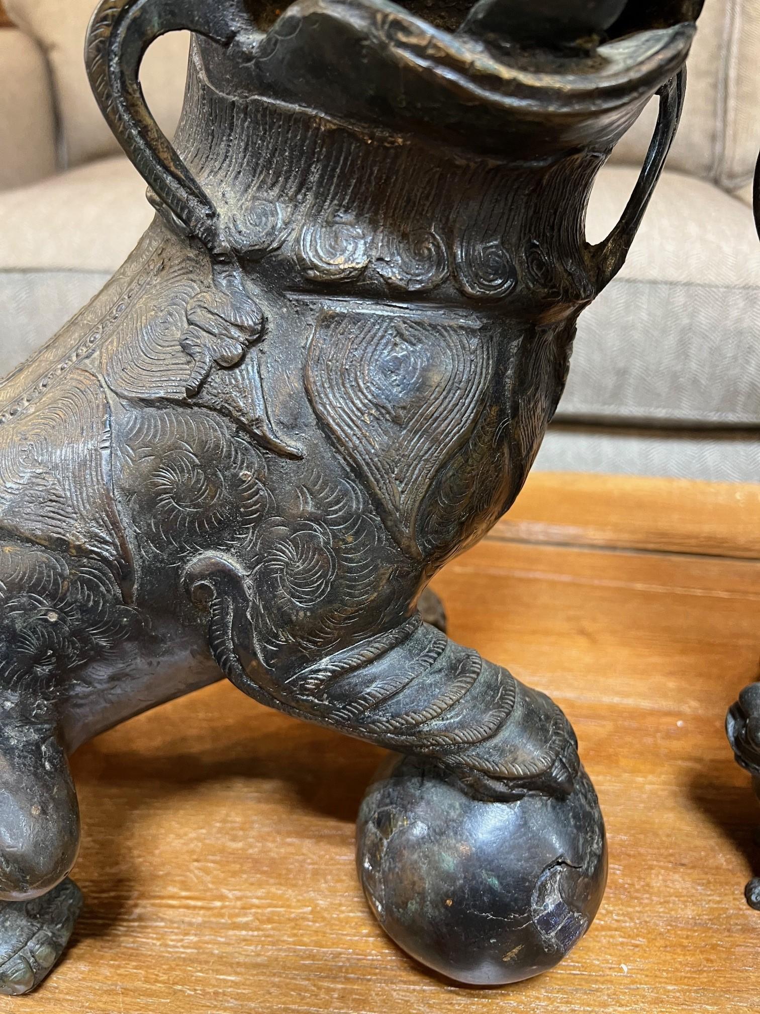 Paar Foo-Hunde aus Bronze, Mitte des 20. Jahrhunderts  im Angebot 6